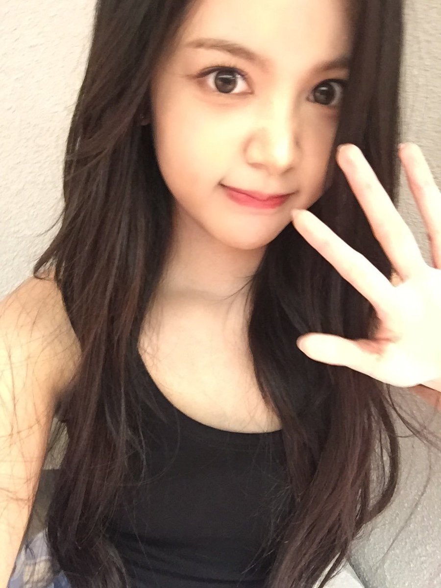 kwrmen's tweet photo. ─── ꕤ  .  .  𝓐 -- a preetie item that is perfect and suits her. she always brings an air of pulchritudinous &amp; angelic everywhere. with curly fingers and pretty nails that’re slightly pink. drinking a cup of hot tea dexterously, not forgetting the look she brings. <> https://t.co/2HTgAZiBpm