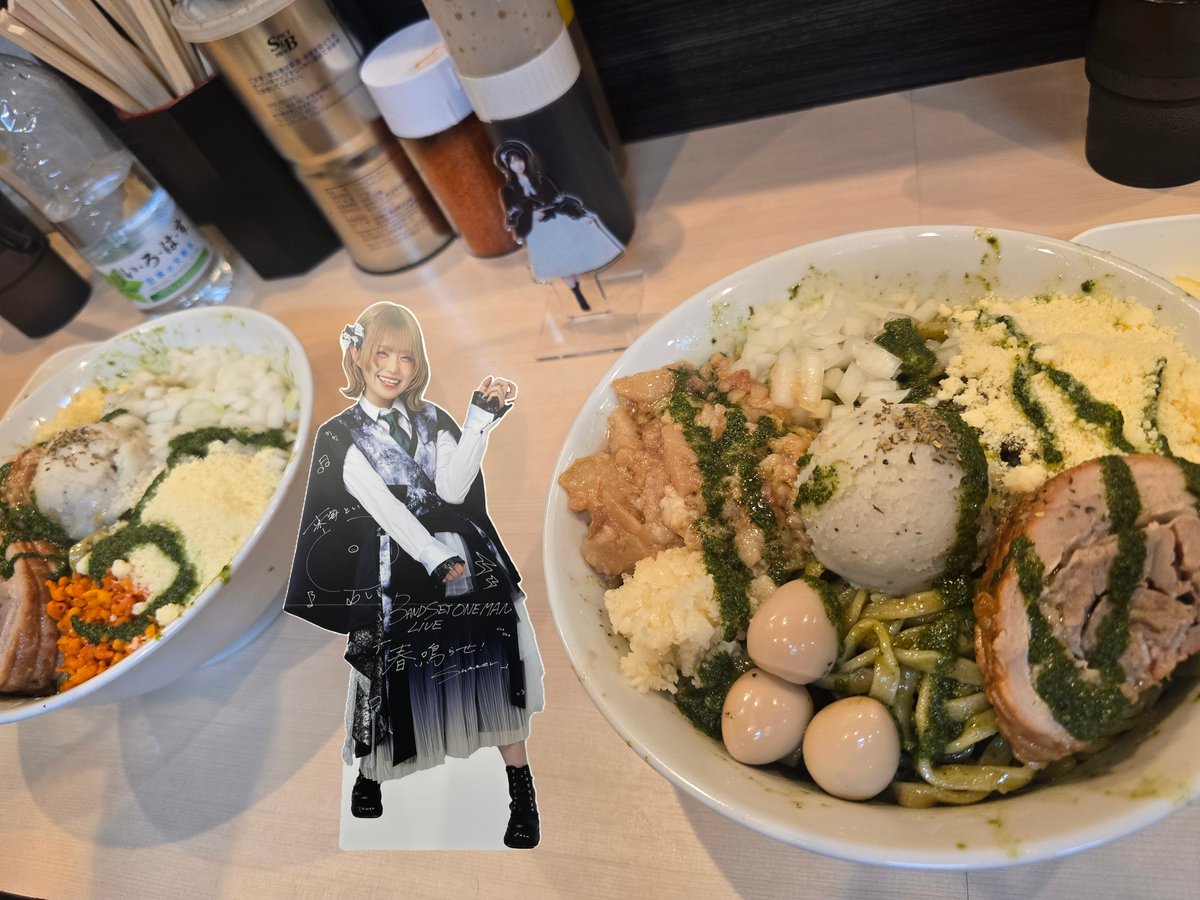 Garchomp1227's tweet photo. ラーメン鷹の目 蒲田店
限定冷やしジェノベーゼ ｵﾆｷﾞﾘﾁｬﾝエディション

店内BGMハルニシオンだし店員さんが来海といちゃん大好き盛りとか言ってるし隣のお客さんが福間彩音ちゃん大好き盛りとか言ってて怖すぎて狂う❗❗ https://t.co/S6RmkXzl2H