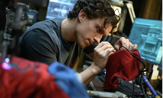 dauntlesseskimo's tweet photo. Peter’s stress-triggered mutation + the inhibitor tech he builds isn’t just a one-movie plot device. 

That tech is going to get taken/repurposed and become the foundation for mutant-suppressing collars (or even early Sentinel tech) later in the MCU.

  Peter accidentally helps create the very tools that will hunt people like Jean Grey.