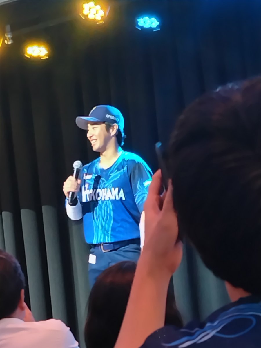 ryusei_yha's tweet photo. LIVEに渡会くん来た！！
感激過ぎる！！
ありがとう

#THELIVE
#baystars https://t.co/JTec2ixpbT