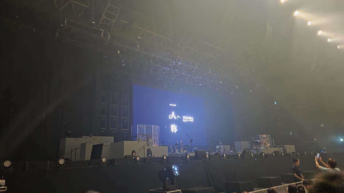whona_bbbb's tweet photo. ホントのホントに神でした。初めてのライブでご尊声を聞いた瞬間、普通に涙出ました。舞台演出やら何から何まで自分をリズムに乗らせてきてめっちゃ楽しい。楽しい。楽しいー。
あ、明日ボーナスなので全財産使いました。対ありでした。来年も行きます。
#ヨルシカ https://t.co/eKpXZC2XKw