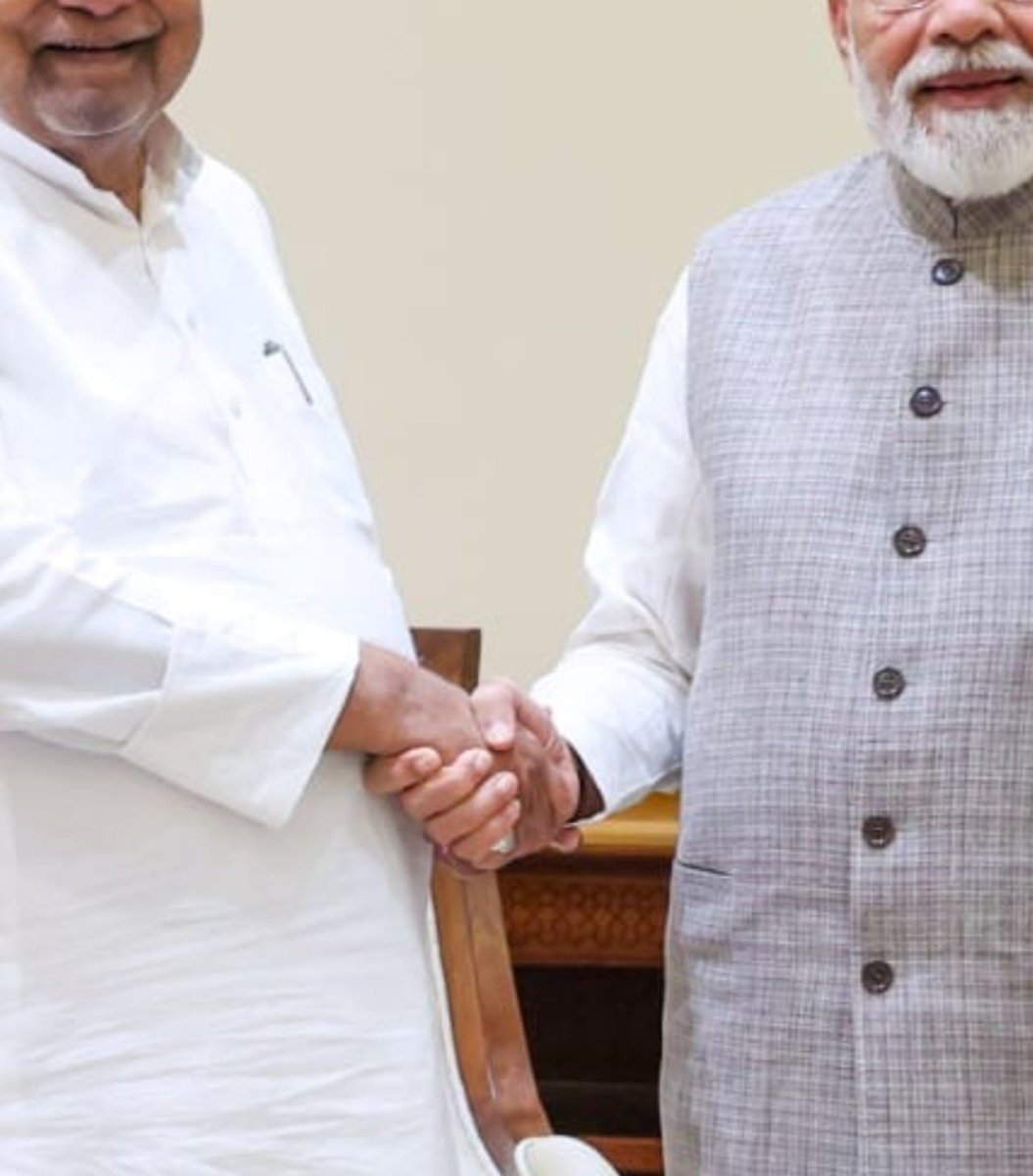 Saket0302Feb's tweet photo. @NitishKumar @narendramodi Aese kon hath milata hai bhai ??🤣 https://t.co/o7VAHGajc3