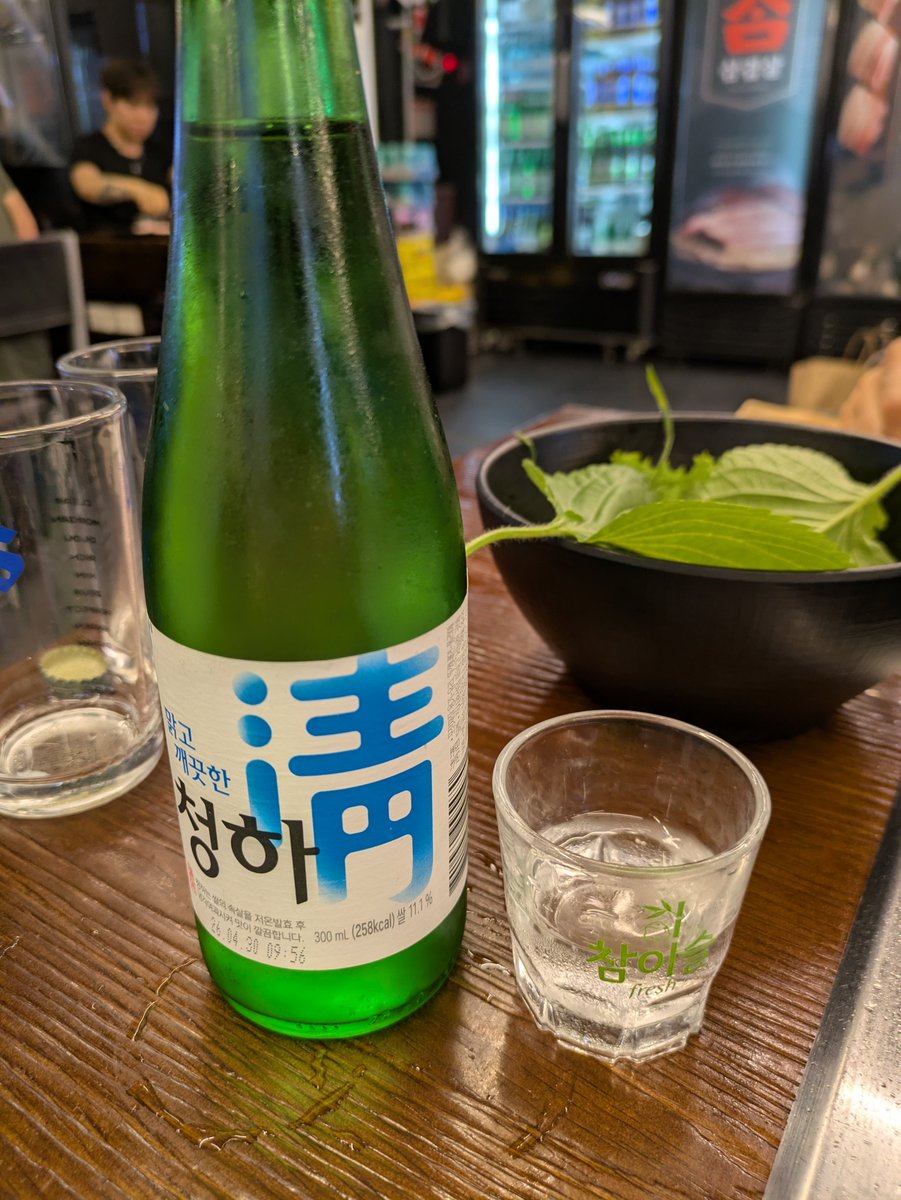 mrp4pac's tweet photo. 韓国の酒飲み文化最高やないかい🇰🇷🍻 https://t.co/HQMmMQoVF3