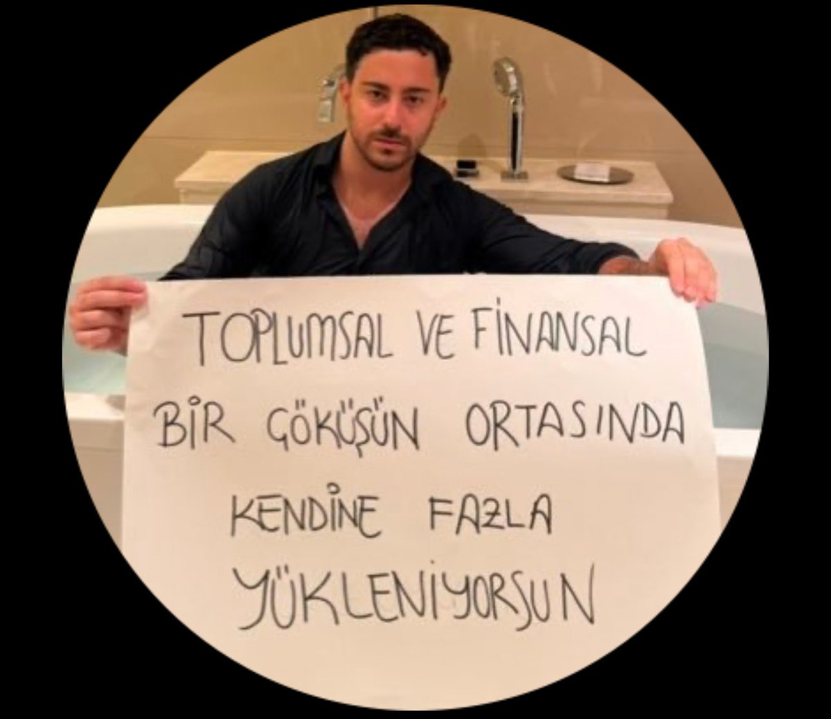 yargickripto's tweet photo. Dalkavuk PP’sinde bile mesajı vermiş. Müridleri de şimdi elinde MOAI leri ile oynasın. Kendide dubaiye kaçmış keyif çatıyor. https://t.co/QxPoBVaWt0