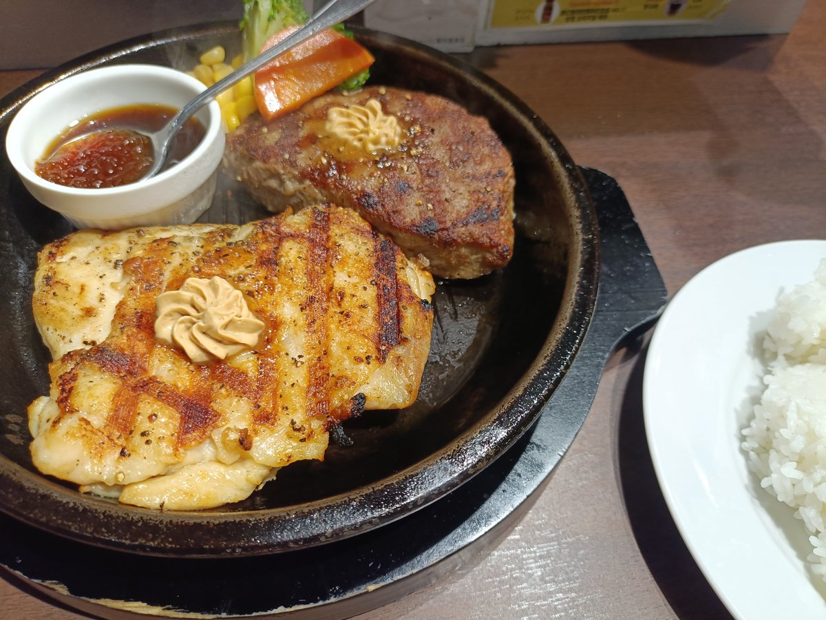 Laudate_r's tweet photo. 金沢競馬youtubeを観ながら、いきなりステーキでタンパク質摂取🍖

ナイターやってる間に金沢観に行きたいなぁ🙄 https://t.co/bwHAL4q7bI
