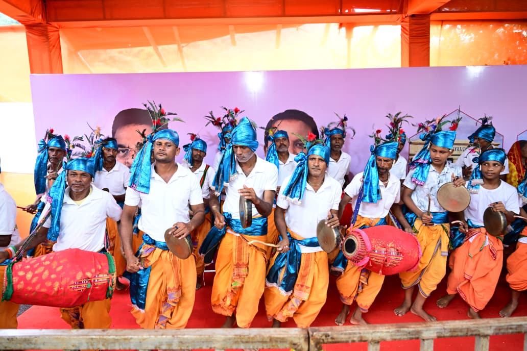 BJP4Odisha's tweet photo. ମହାମହିମ ରାଷ୍ଟ୍ରପତି ଶ୍ରୀମତୀ ଦ୍ରୌପଦୀ ମୁର୍ମୁ ତପ୍ତପାଣି ଠାରେ ପହଞ୍ଚିବା ପରେ ମାନନୀୟ  ରାଜ୍ୟପାଳ ଡଃ ହରିବାବୁ କମ୍ଭମପାଟି ଏବଂ ମାନନୀୟ ମୁଖ୍ୟମନ୍ତ୍ରୀ ଶ୍ରୀ ମୋହନ ଚରଣ ମାଝୀ ତାଙ୍କୁ ସ୍ୱାଗତ ଜଣାଇଛନ୍ତି। ଏହି ଅବସରରେ ମାନ୍ୟବର ମନ୍ତ୍ରୀ ଶ୍ରୀ ବିଭୂତି ଭୂଷଣ ଜେନା ଓ ମନ୍ତ୍ରୀ ଶ୍ରୀ ଗୋକୁଳାନନ୍ଦ ମଲ୍ଲିକ ପ୍ରମୁଖ ଉପସ୍ଥିତ ଥିଲେ । https://t.co/2GEqLI7MFl