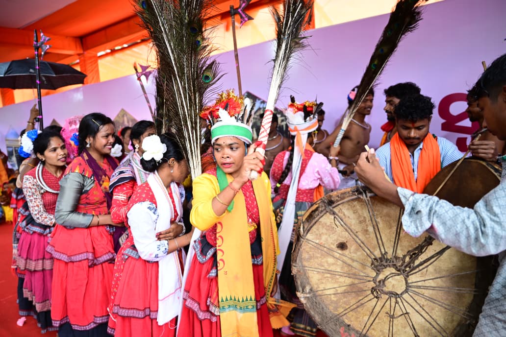 BJP4Odisha's tweet photo. ମହାମହିମ ରାଷ୍ଟ୍ରପତି ଶ୍ରୀମତୀ ଦ୍ରୌପଦୀ ମୁର୍ମୁ ତପ୍ତପାଣି ଠାରେ ପହଞ୍ଚିବା ପରେ ମାନନୀୟ  ରାଜ୍ୟପାଳ ଡଃ ହରିବାବୁ କମ୍ଭମପାଟି ଏବଂ ମାନନୀୟ ମୁଖ୍ୟମନ୍ତ୍ରୀ ଶ୍ରୀ ମୋହନ ଚରଣ ମାଝୀ ତାଙ୍କୁ ସ୍ୱାଗତ ଜଣାଇଛନ୍ତି। ଏହି ଅବସରରେ ମାନ୍ୟବର ମନ୍ତ୍ରୀ ଶ୍ରୀ ବିଭୂତି ଭୂଷଣ ଜେନା ଓ ମନ୍ତ୍ରୀ ଶ୍ରୀ ଗୋକୁଳାନନ୍ଦ ମଲ୍ଲିକ ପ୍ରମୁଖ ଉପସ୍ଥିତ ଥିଲେ । https://t.co/2GEqLI7MFl