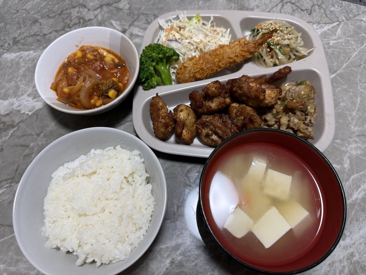 Cam_dayo's tweet photo. お腹空きすぎて気づいたら食べきれない量目の前にあった（自分で用意したんだけども笑）
ｱﾌﾞﾗﾏﾂﾘﾀﾞｰ!!! https://t.co/1lVhnbTSXl