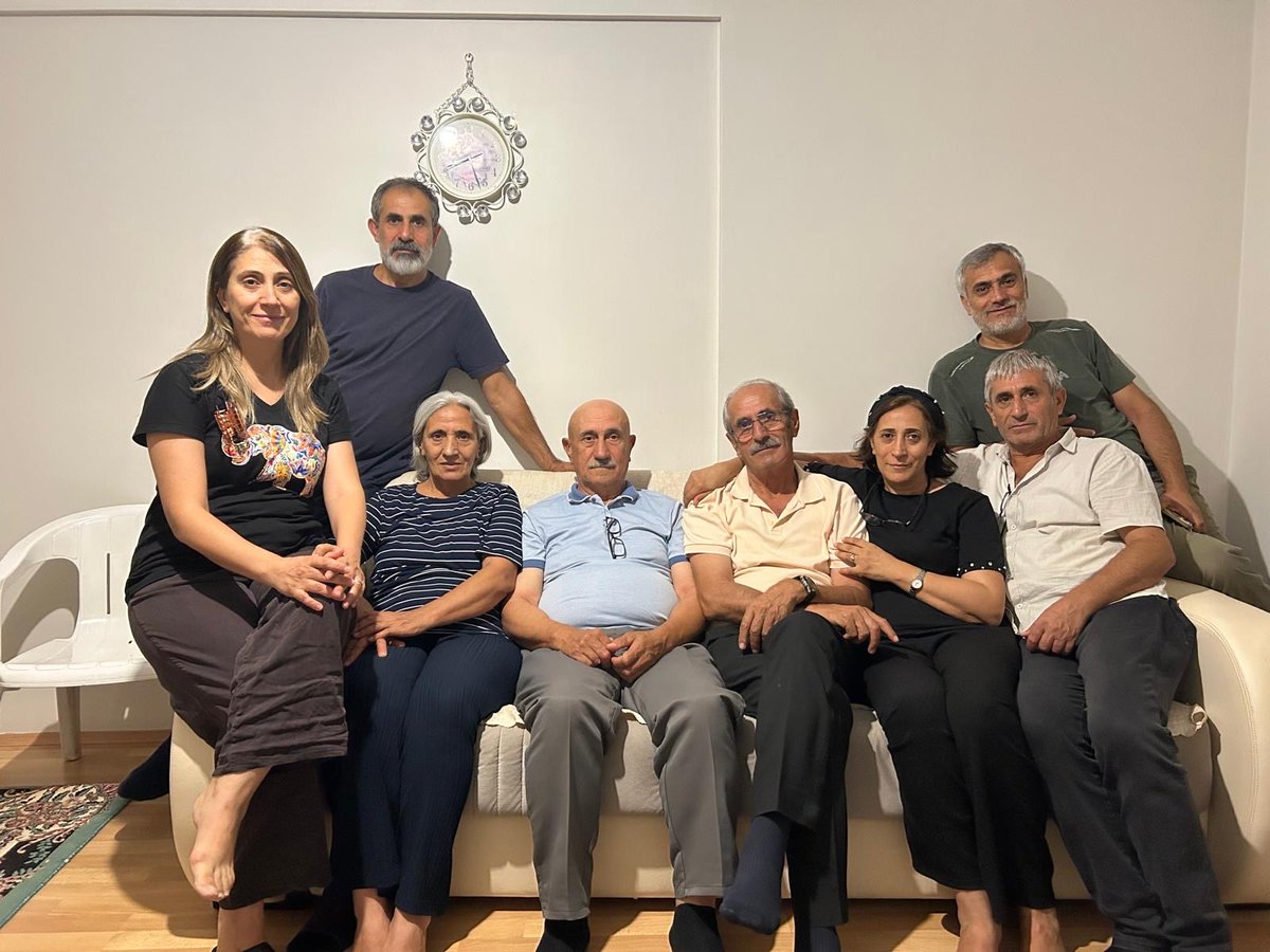tkngndzCem's tweet photo. @intellectuallly @mehmetytsvn @SNTRKZafer @YildizzTilbee Kral bu iki fotoğrafı birleştirir misin . Babam ve kardeşlerinin anne babasıyla aynı karede olmasını istiyorum 🙏🏻🙏🏻 https://t.co/82lfnyZ3hs