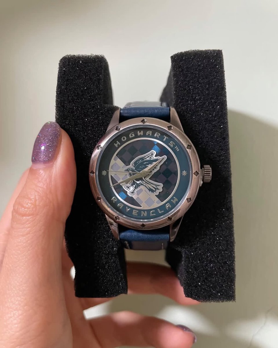 gaeulilie's tweet photo. kirain bakal ada yang biasa aja… ternyata semua koleksi jam Harry Potter x MINISO keren keren banget! 😭✋🏻 https://t.co/27pKIrYkSY