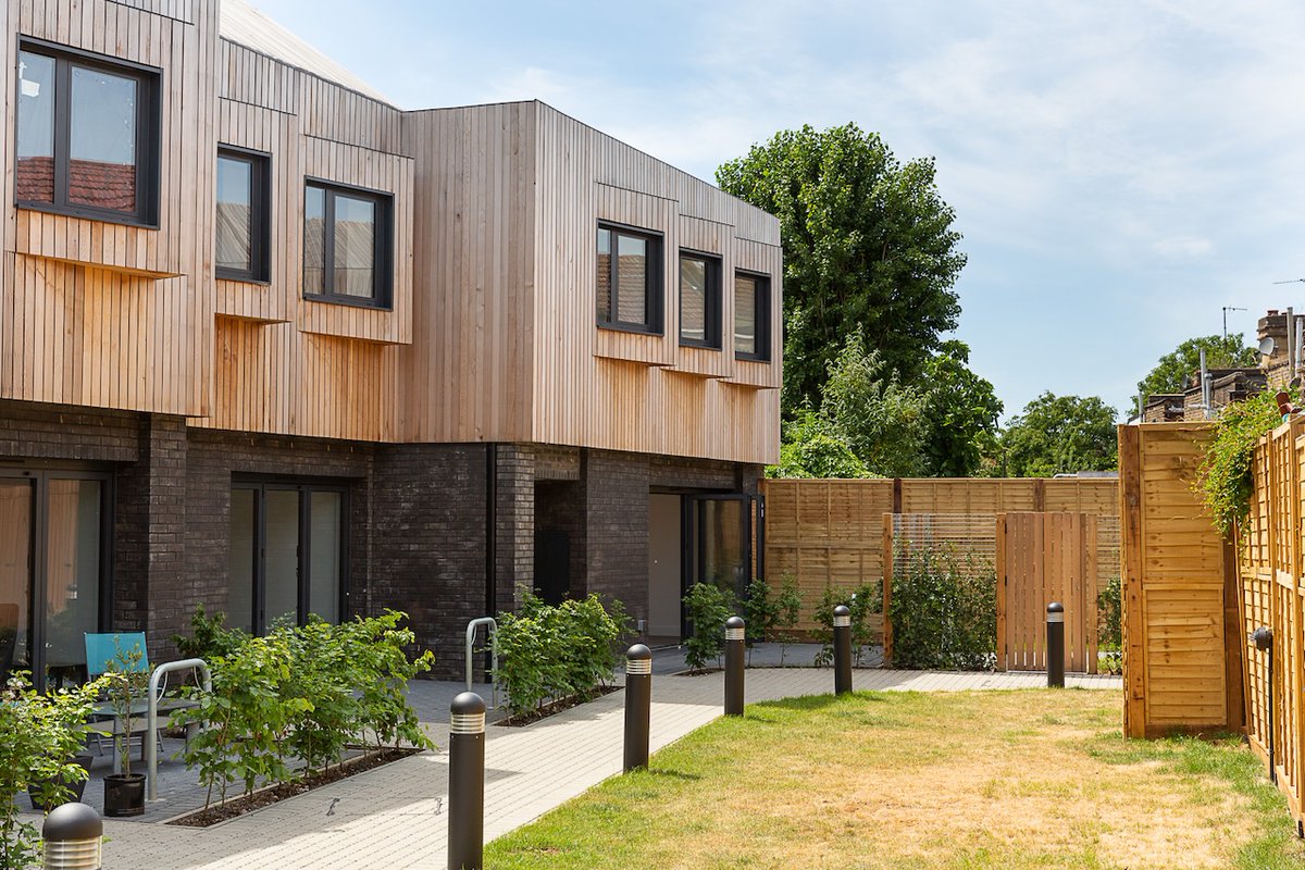 Architizer's tweet photo. #ProjectOfTheDay: Elizabeth Mews by PLUS Architects
Angled upper-floor windows and dual-aspect layouts solve privacy and daylight challenges on this compact brownfield site.
📍London, United Kingdom
Details: https://t.co/jrjWHDTlQw https://t.co/ID7cCuiZ89