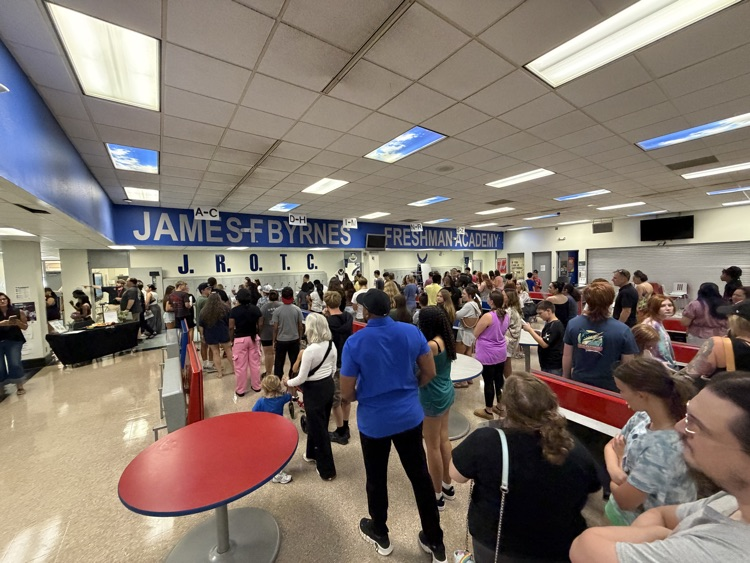 SpartanburgD5's tweet photo. Meet the Teacher fun continues today! πππ Students and teachers were all smiles at Byrnes Freshman Academy Monday! π― #WeAreD5 https://t.co/3eq15fERmx
