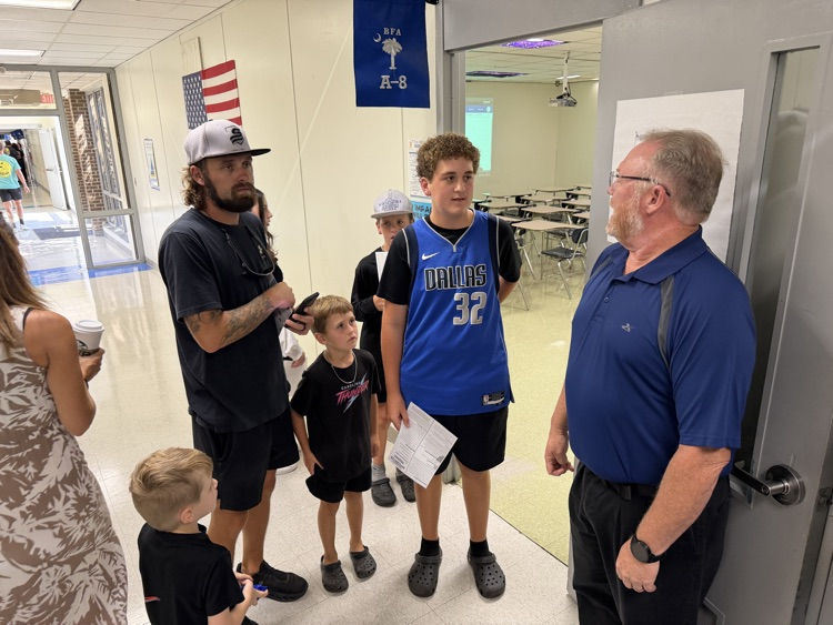 SpartanburgD5's tweet photo. Meet the Teacher fun continues today! πππ Students and teachers were all smiles at Byrnes Freshman Academy Monday! π― #WeAreD5 https://t.co/3eq15fERmx