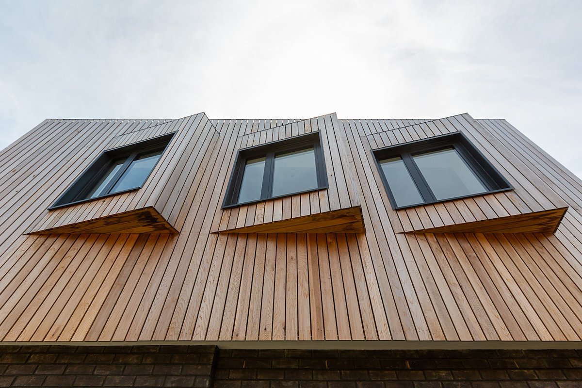 Architizer's tweet photo. #ProjectOfTheDay: Elizabeth Mews by PLUS Architects
Angled upper-floor windows and dual-aspect layouts solve privacy and daylight challenges on this compact brownfield site.
📍London, United Kingdom
Details: https://t.co/jrjWHDTlQw https://t.co/ID7cCuiZ89