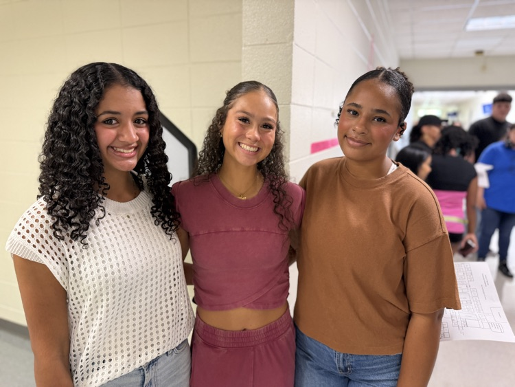 SpartanburgD5's tweet photo. Meet the Teacher fun continues today! πππ Students and teachers were all smiles at Byrnes Freshman Academy Monday! π― #WeAreD5 https://t.co/3eq15fERmx
