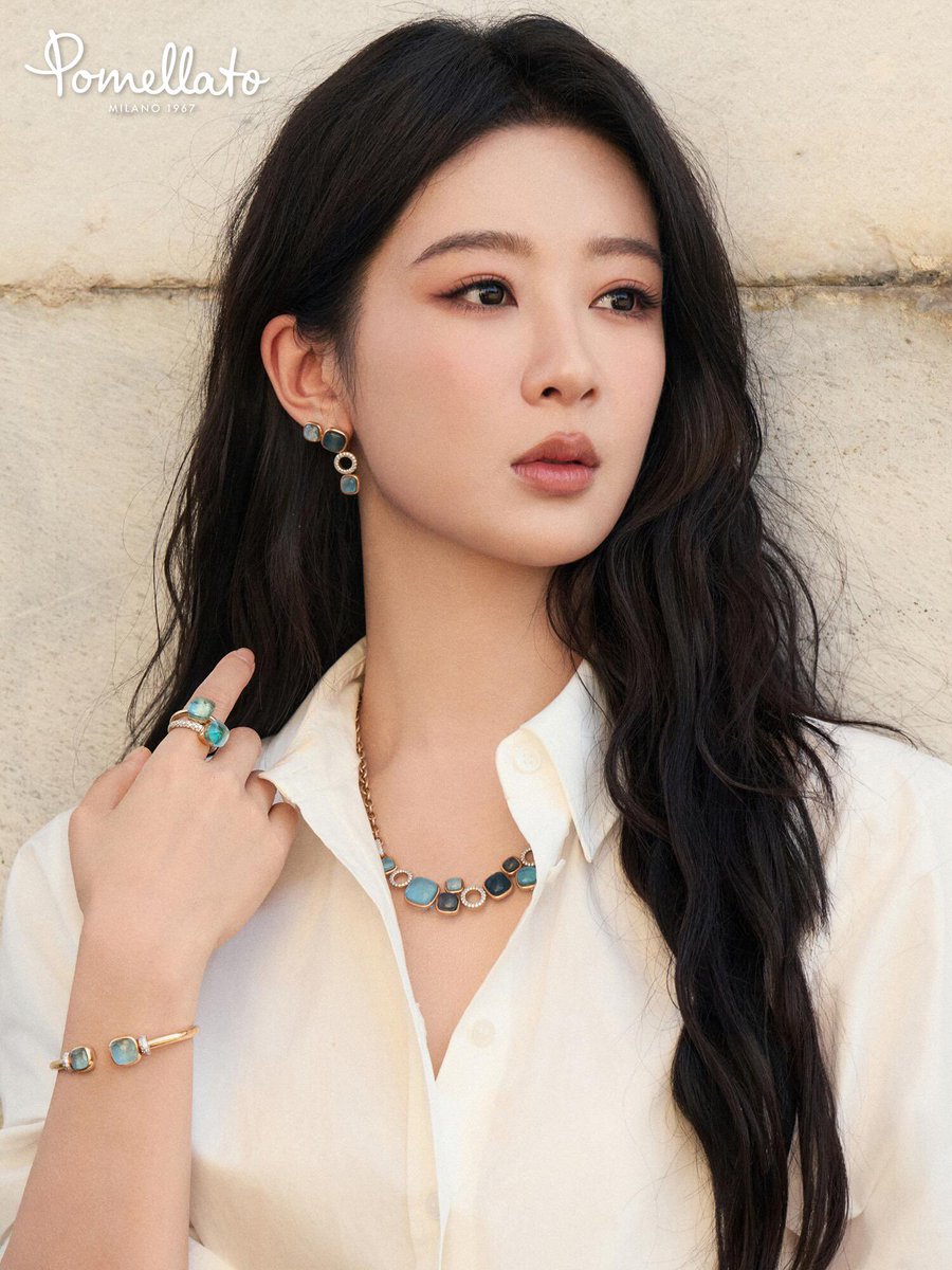 Yz1106Aoao's tweet photo. 📸 260804 #Pomellato #宝曼兰朵 weibo update with Global Brand Ambassador #YangZi in their Nudo collection 

"Sharing the shining moments collected from the streets of Milan" https://t.co/YL3XZkH61h
