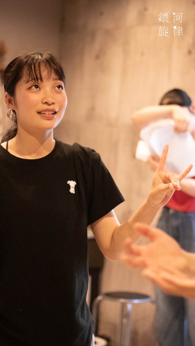 set_galaxy_act's tweet photo. /／
稽古場写真！大公開📸 Part2
\＼

お稽古中のヨシノさん!!
可愛らしいキツネポーズをしていますね😳

プロンプ(演者に影から台詞を教えること)を出して欲しい時にはキツネで合図をするのが、この座組のルールです🦊

#SET銀河旋律

🎫ご予約まだまだ受付中です！
https://t.co/bBmlY4U2FU https://t.co/64DRLe1923