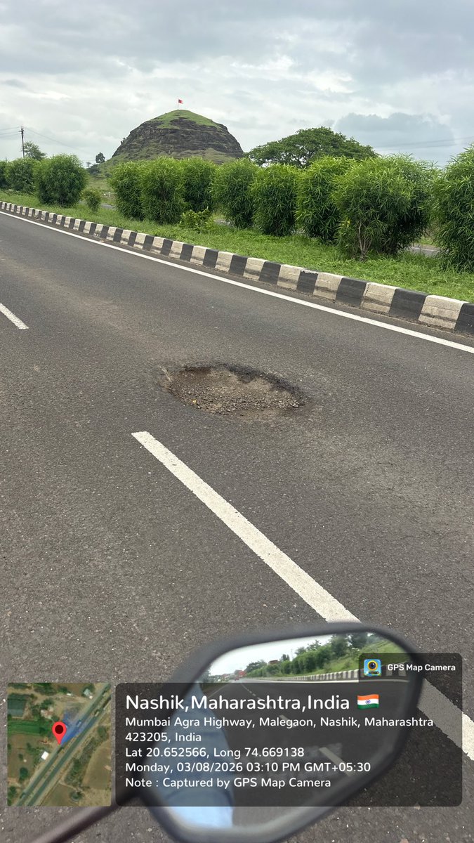 i____shree's tweet photo. @NHAI_Official आपके धुलिया टोल नाके अंतर्गत जो path hole है उनमे मिट्टी डालके गड्डा भरणे का काम किया जा रहा है मैने राजमार्ग यात्रा ऍप पे कंप्लेंट की है और कांट्रेक्टर से बात की तो उसने मजदूर की कमी की बात बताई ,तो क्या मजदूर ना होने से लोगो की जिंदगी जाने देनी चाहिए? https://t.co/26ocViKQVh