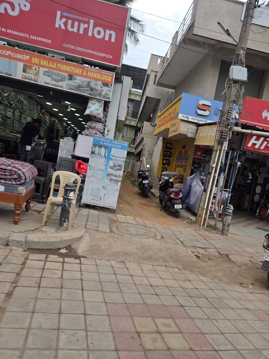 SASHIKUMARTANJR's tweet photo. Footpath encroachments on whitefield hoskote road in Belathur.Please gw this cleared to enable safe walking https://t.co/WJJyfR4h0n