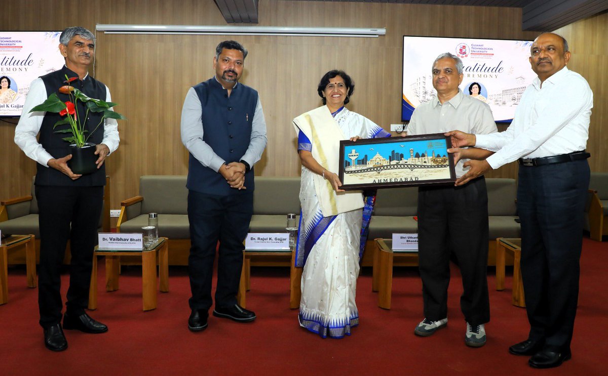 gtuoffice's tweet photo. 🎓 GTU ના ઇન્ચાર્જ કુલપતિ તરીકે ડૉ. વૈભવ ભટ્ટે ચાર્જ સંભાળ્યો. તેમણે જણાવ્યું કે યુનિવર્સિટી નું કામ ફક્ત ડિગ્રી આપવાનું નથી પરંતુ વિધાર્થી ને અભ્યાસ બાદ કોઈ મુશ્કેલી ન પડે તે જોવાનું છે અને આજે અહીં અભ્યાસ કરનાર વિદ્યાર્થીઓ ઇન્ડસ્ટ્રી રેડી છે. #GTU #Innovation #Research https://t.co/0iUXVX1alK