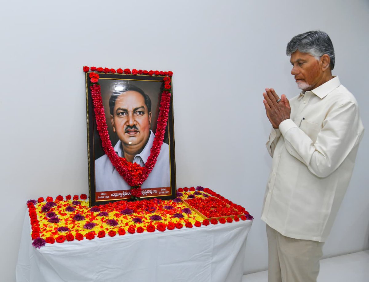 IPR_AP's tweet photo. మాజీమంత్రి, తెలుగు భాషా పరిరక్షకులు దివంగత మండలి వెంకట కృష్ణారావు గారి జయంతి సందర్భంగా క్యాంప్ కార్యాలయంలో ఆయన చిత్రపటానికి నివాళులర్పించిన ముఖ్యమంత్రి చంద్రబాబు నాయుడు గారు. https://t.co/B4hrADpToP