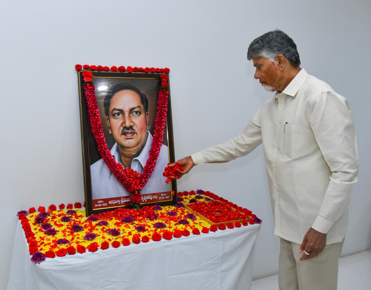 IPR_AP's tweet photo. మాజీమంత్రి, తెలుగు భాషా పరిరక్షకులు దివంగత మండలి వెంకట కృష్ణారావు గారి జయంతి సందర్భంగా క్యాంప్ కార్యాలయంలో ఆయన చిత్రపటానికి నివాళులర్పించిన ముఖ్యమంత్రి చంద్రబాబు నాయుడు గారు. https://t.co/B4hrADpToP