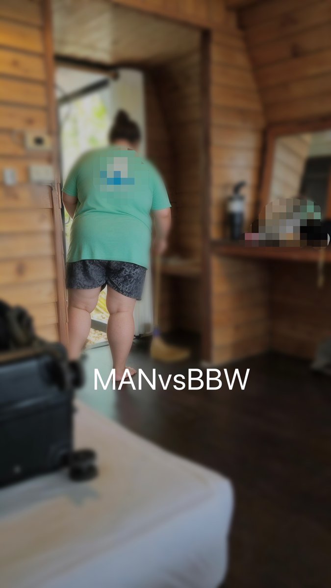 manvsbbw's tweet photo. “แม่บ้านรีสอร์ท” เรื่องนี้จะพูดกันเยอะหน่อยนะครับ (ค่อยๆอ่าน) รูปผมขออนุญาตเบลอๆ … ไม่เป็นการเสียเวลา เข้าเรื่องเลย
คำเตือน ตัดสินใจอ่านแล้ว ไล่อ่านให้จบนะครับ ยาวหน่อยนะ … ไม่อ่านไป ชักว่าวไป เพราะจะทำให้มือถือคุณพังได้

มะ!!!เริ่ม เมื่อเดือนก่อน ผมกับทีม(ลูกน้อง) ต้องไปทำธุระที่ต่างจังหวัด จังหวัดนึงทางใต้ ซึ่งจังหวัดนี้ อำเภอนี้ผมเคยไปแล้วหนนึงเมื่อปีก่อน เราก็เดินทางแบบที่ผมถนัดคือ นั่งเครื่องไปลงที่จังหวัดนั้นและ เช่ารถ 1 คัน เพื่อสะดวกในการเดินทาง มีผมและลูกน้องผู้ชาย1คน (ชื่อเป๋) กับ ลูกน้องผู้หญิงอีก 2 คน (น้องลี่ กับน้องภู่) รวมผมเป็น 4 คน …. ก่อนจะมาที่นี่ ลูกน้องผมถามแล้วว่า Boss จะนอนที่เดิมไหมที่เคยนอนเพราะน่าจะดีสุดในย่านนี้ ซึ่งสถานที่ที่ไปแม่งกันดานหน่อย มันไม่มี รร ใหญ่ๆ เป็นเพียงรีสอทง่ายๆ … ผมเองไม่ได้สนใจอะไรมากเรื่องที่พัก พักไหนก็ได้ตามใจคนหาเลย เป็นคนง่ายๆ สถานที่ไม่สกปรกก็ ok แล้ว

เมื่อไปถึงรีสอท ผมก็บอกน้องลี่(ลูกน้อง ผญ)ว่า เฮ่ยเฮียจำได้ที่นี่ เคยมาเมื่อปีก่อน ตอนนี้โทรมไปเยอะเลย แต่ย่านนี้แทบจะไม่ค่อยมีที่พักเลย ถ้าจะเข้าไปในเมืองไม่ไหวเนอะไป-กลับไกลไป ที่นี่ ok ละ … น้องลี่ จองไว้ 2 ห้อง ผู้หญิงนอนด้วยกัน 1 ห้อง และผมนอนกันน้องผู้ชายไอ้เป๋ นอนด้วยกัน เป๋จะเป็นคนขับรถให้ทีมเป็นมือขับว่างั้นแหละ….

….”สวัสดีคร่า จองไว้ใช่ไหมคะ” … ลี่ก็ทำเอกสารการจองที่หน้าเคาร์เตอร์ อย่าเรียกว่า เคาร์เตอร์หรือ ล็อบบี้อะไรเลย มันง่ายๆ บ้านๆ แค่ โต๊ะกับห้องเล็กๆ แค่นั้นแหละ … พอทำเอกสารใบจองเสร็จ น้องหน้าเคาร์เตอร์ก็เรียกแม่บ้านมาเปิดห้องให้ … “สวัสดีคร่าาา มา 4 ท่านหรอค่ะ” ป้าอ้วนพูด ….  “อ้าววววป้า ป้าชื่ออะไรนะ ผมคุ้นๆ” ผมพูด … ป้ากิ่ง “หื่มมมเรียกป้า เสียใจ เรียกพี่ก็ได้มะเธอ” …. “พี่จำผมได้เปล่า” ผมพูด … “ฉันจำได้ จำเธอได้ ครั้งที่แล้วที่ฝากขนมผลไม้ไว้ให้พี่เยอะแยะเลย เอาขึ้นเครื่องไม่ไหว ครั้งนี้อย่าทิ้ง อย่าฝากอะไรไว้อีกหละ” …. ผมก็ขำ แต่ที่แปลกใจคือ ป้าอ้วนขึ้นหวะ ….  เรียกพี่แม่บ้านดีกว่า พี่เค้าอ้วนขึ้นอวบขึ้น ตอนปีที่แล้วยังไม่ใหญ่ขนาดนี้ … พี่กิ่งก็มาตีผมเบาๆ และบอกว่า พี่กิ่งนะจ๊ะไม่ใช่ป้า เชอะ มะๆตามมาห้องนี้คะ (พี่กิ่งเป็น คนพูดเพราะ สุภาพมาก พูดจาดี ตรงๆสนุกๆ)…. เราก็ตามพี่กิ่งแม่บ้านไป

มันเป็นบ้านหลังๆ ติดๆกัน นึกภาพตาม รีสอททั่วๆไป ตามต่างจังหวัด เลียงๆกันเป็นแถวๆ แต่ที่นี่มีห้องน้อยนะ 10-15 ห้องได้ และดูโทรมๆหน่อย แต่บางหลังก็ใหม่นะ หลังที่ผมอยู่อะใหม่พอได้ ผมได้บ้านห้องหลังมุมสุด ส่วนอีกหลังก็อยู่ถัดออกมา … เราไปถึงก็เย็นมากละ… พี่กิ่งบอกว่า อยากได้อะไรก็บอกนะคะ ที่นี่แม่บ้านเหลือกัน 3 คนแล้ว ออกกันหมด ยังไงอยากได้อะไรเพิ่มก็โทรมาที่ส่วนกลางนะคะ พรุ้งนี้เช้ามี อาหารเช้า ข้าวต้มกับขนมปังค่ะ … แม่บ้านกิ่งก็เดินกลับไป (ผมนึกในใจ หื่มอ้วนขาวขึ้นหวะ แขนขาน่าฟัดมากกก แต่ต้องเก็บอารมณ์หน่อย ครั้งนี้มาหลายคน ครั้งที่แล้วผมก็คุยกับแกสนุกนะ แต่ไม่ได้คิดไรมากแกอวบๆ ยังไม่ อ้วนขาวขนาดตอนนี้) ตอนนี้แค่คิดก็ควยแข็งนะแม่งงงงงงเอ๋ย

วันที่2
เสียงเคาะประตู ปรึ่งๆ ผมก็ไปเปิดประตู เวลาประมาณ 9 โมงได้ … “จะทำความสะอาดไหมคะลูกค้า ต้องอยู่อีกหลายวันหรือจะให้มาทำช่วงบ่ายดีคะ” พี่กิ่งมาเคาะเรียก … ผมก็บอกกับพี่แม่บ้านว่า “ทำครับพี่กิ่ง” (ผมพยายามเรียกชื่อ พี่กิ่ง แทนคำว่าป้าหรือพี่อย่างเดียว เพราะมันจะทำให้เรารู้สึกสนิทกันมากขึ้น) ….”แต่เดี๋ยวอีกสักพักผมจะออกไปข้างนอกแล้วครับ สักครึ่งชั่วโมงนะครับพี่กิ่ง ค่อยวนมาใหม่ก็ได้ ขอทำธุระก่อน” … “ได้ๆ งั้นพี่ไปทำห้องอื่นก่อนนะคะ” … ผมเห็นมีแม่บ้าน 2 คนนะ และก็มีรถเข็นเก็บอุปกรณ์ทำความสะอาดทั่วๆไป … แม่บ้านที่ทำความสะอาดก็เป็นทั้งแม่ครัวไปเลยทีเดียว แม่บ้านแม่ครัวที่นี่ไซต์ใหญ่ดี แต่พี่กิ่งขาวสุด …ผมและทีมก็ออกไปทำธุระด้านนอกตามปกติ ช่วงเย็นก็กลับห้องตามปกติ เวลาสัก 6 โมงเย็นละ ก็จอดรถและเดินเข้าห้อง ผมก็เดินผ่านพี่กิ่ง กับแม่บ้านท่านอื่นๆ … ผมพูด “อ้าวพี่กิ่งไม่กลับบ้านอีกหรอครับ เย็นแล้วนะ” … “ไม่ได้กลับพี่ย้ายมานอนด้านหลังแล้วจ๊ะ ไปๆมาๆไม่ไหว ก็อยู่ๆดู รีสอทไปด้วยเลย เพื่อกลางคืน ลูกค้าจะเอาอะไรก็หยิบจับให้ได้ แต่ต้องไม่เกิน 4 ทุ่มนะ หลัง 4 ทุ่มพี่นอนแล้ว” พี่กิ่งพูด  …. อ่อคับผมคงไม่รบกวนหรอกครับพี่ (พี่กิ่งนี่มันอ้วนขาวๆจริงๆ คุยทีไรตาผมนี่มองแต่ตูดแต่นม)

…พอเปิดห้องมาห้องสะอาดมาก ทุกอย่างโดนจัดใหม่แบบเป็นระเบียบ มีเศษเงิน แบงค์100 แบงค์ 20 เหรียญที่วางไว้ตามเตียง …พี่กิ่งก็จัดแยกไว้ให้ ซึ่งผมแบบว่าโอ้ว เป็นระเบียบมากกกกกก … ผมกับทีมก็อาบน้ำทำธุระส่วนตัวก็ออกไปทานข้าวกัน ด้านนอก ก็ผ่านร้านนึงเป็นร้านข้าวต้มมีไฟ ม่วงๆเขียวๆ ผมก็เล็งๆไว้ก่อน มันเป็นร้านข้าวต้มแบบใดวะ มี พนักงานเสริฟ ผญ รุ่นๆทั้งร้าน (มันคือเรื่องที่ ผมมาให้โหวดแหละครับ ร้านข้าวต้มที่มีร้านนวดอยู่ด้านบน)… ไม่เป็นไร เราก็หาอะไรง่ายๆ ก๋วยเตียวทานกัน และก็ไปต่อเดินตลาดชุมชน …. แต่ที่ข้าวต้มร้านนี้ผมแอบมากลางคืนคนเดียว และก็จัดกับเด็กเชียร์อายุ 17 อ้วนขาวบ้านๆหน่อยนะ แต่อ้วนมากน่าจะ 135 ได้ ไม่ได้อึ๋บหมอนวด แต่เป็นเด็กเชียร์แทน เคสนี้ผมจ่ายเงินให้น้องเค้า เรื่องนี้โหวดแพ้ ไว้มีโอกาสค่อยเล่า ต่อ
กลับมาที่ห้อง …..(ใจผมก็ยังไม่จบ สิ่งที่ผมคิดคือ ผมจะหาวิธียังไงดีวะให้ได้อึ๋บแม่บ้านพี่กิ่งวะ แม่งคิดไม่ออก มาครั้งนี้ไม่ค่อยสะดวกด้วยมีน้องทีม ผญ กับไอ้เป้มาด้วยอีก กูจะบ้า แค่โอกาสจะได้อึ๋บก็ยากแล้ว ดันมีตัวพ่วงมาด้วยอีก สงสัยครั้งนี้จะแดกแห้ว) … นอนๆๆๆ พยายามลืมๆๆมันไปซะ

วันที่3
ตื่นเช้ามา …. ผมก็พยายามไม่ได้คิดอะไรมาก … วันนี้พวกผมต้องออกแต่เช้าก็คุยกันว่าจะออกไม่เกิน 9 โมง ช่วง 8 โมงกว่าต้องขยับละ เราก็รีบไปทานข้าวเช้าที่รีสอทก่อนแบบง่ายๆ เสร็จก็จะขึ้นรถกัน … ผมดันลืมของก็บอกทีมว่า เดี๋ยวมาไปเอาของที่ห้องก่อน และก็จะเข้าห้องน้ำด้วยนิดหน่อยรอบนรถกันก่อน …. ผมก็รีบวิ่งไปที่ห้องพัก ก็หยิบของและก็เข้าห้องน้ำพอดีปวดท้องพอดี  …. ปรึ้งๆ 9 โมงเช้า ไอ้สัดเวลาเดิม … ใครวะ ใครเคาะประตูวะ ผมก็รีบไปเปิด คิดว่าไอ้เป๋…. “คุณลูกค้า สวัสดีคร่าาาา วันนี้ให้พี่ทำความสะอาดไหมคร่า” … “ทำได้เลยครับพี่กิ่ง วันนี้ห้องลกหน่อยนะครับ 55” …. “งั้นเดี๋ยวพี่วนมานะคะ” …. “อ่อไม่เป็นไรครับ แม่บ้านจะเข้ามาทำเลยก็ได้นะครับ เดี๋ยวผมทำธุระตรงนี้ก็เสร็จออกได้แล้วครับ”  … “ok คะ งั้นพี่ขออนุญาตเข้าไปทำให้เลยนะคะ”…. “ตามสบายเลยครับพี่กิ่ง”…. (แม่งเอ่ยยยยย กูพยายามลืมๆมันไปละพี่แกดันเข้ามาอีก ทรงพี่กิ่งจะพูดจาสบายๆช้าๆ  ผมก็คิดวิธี กูจะทำยังไงดีวะ ก้นใหญ่ขาวน่าจัดมากครับ) … “ป้าครับเดี๋ยวผมต้องไปละครับ พอดีน้องๆรออยู่ที่รถ” … “ป้าอีกละเดี๋ยวตีเลยก็บอกว่าพี่ก็พอ” ….”พี่กิ่งก็ชวนคุย มาอยู่ถึงวันไหนคะเนี่ยะ” บลาๆๆๆ  … “ไม่แน่ใจเลยครับว่า น้องๆจองไว้กี่คืน แต่พี่กิ่งก็มาทำช่วงเช้าได้ปกติเลยนะครับ เอ่อพี่กิ่ง แถวนี้มีที่ซักผ้าไหมครับ” (ผมคิดอะไรได้ไวๆก็พยายามจะหาเรื่องคุยกับพี่เขา) … “ซักผ้าหรอคะ มะพี่ซักให้ เดี๋ยวไปหยอดด้านหลังได้ คุณก็แยกไว้นะคะกองไว้ เดี๋ยวเอาไปซักให้คะ”… “แล้วเสียเงินยังไงครับพี่กิ่ง ผมเกรงใจ”… “ถ้าไม่เยอะก็เสียแค่ค่าอบผ้าก็ได้นะ 60.- ซักเดี๋ยวพี่ใช้เครื่องที่ รีสอร์ทให้” …. “พี่กิ่งผมฝากค่าซักผ้าหน่อย อันนี้เผื่อๆ อบแพง เงินทอนไว้ที่พี่ก่อนได้ครับ”…. “แล้วคุณลูกค้าจะให้พี่มาส่งผ้าหรือยังไงดีคะ” … “แล้วปกติยังไงครับ”… “ปกติพี่ไม่เคยเอาไปซักให้คะ555”…. “อ่อครับงั้นพี่กิ่งเลิกงานกี่โมง เดี๋ยวผมถ้ากลับมาทันจะแวะไปเอา ถ้าไม่ทันพี่เลิกงาน ก็มาส่งที่หน้าห้องผมละกันครับ” … (ตรืดดดดดดดด โทรศัพท์ดัง)….”เฮียยยยยเสร็จยังจะสายแล้วนะะะะ ทำไรอยู่ นอนต่อปะเนี่ยะ” เป๋โทรมา …. “เอ่อออ มึงรอก่อนหาของอยู่”…. พี่กิ่งพูด “ไปก่อนเถอะคะ เดี๋ยวพี่จัดการให้ พี่นอนที่นี่ด้านหลัง โทรมาเข้าที่รีสอร์ทก็ได้เดี๋ยวพี่เดินออกมาส่งให้คร่าาา” …. “หรือผมขอเบอร์พี่ไว้ได้ไหมครับ เพื่อไม่ต้องโทรเข้าส่วนกลาง ผมก็กด 084-1524XXX” … ผมก็รีบออกไปทำธุระ …

….ช่วงระหว่างวันผมก็คิดต่างๆนานาๆ โอกาสยาก ลูกน้องติดตัวผมหมด ขยับไม่ค่อยได้เลย ยิ่งถ้ารู้ผมไปเย็ดกับแม่บ้านรีสอทนะ กูตายห่า จะเอาหน้าไปไว้ไหนวะ…. เฮ่ยยิ่งคิดยิ่งวนๆ และพี่กิ่งจะเล่นกับกูรึเปล่าก็ไม่รู้อีก งานนี้ยากกก ไม่ง่ายยยยย ….

….ช่วง 4 โมงเย็น วันนี้เลิกเร็ว ก่อนจะถึงที่พักใกล้ๆผมก็โทรไปหาพี่กิ่งก่อน … “ฮัลโหล พี่กิ่งครับ ผมเองนะ ผมว่าจะเข้าไปรับผ้านะครับ วันนี้เลิกเร็ว” … “ได้คร่าแต่กำลังอบอยู่นะคะยังไม่ได้พับให้เลย เดี๋ยวพี่เอาไปให้ที่หน้าห้องก็ได้” …. “อ่อครับงั้นเดี๋ยวยังไงผ้าเสร็จ พี่กิ่งโทรมาอีกทีนะครับ” …. ผมก็ถึงรีสอทพอดี ก็บอกกับทีมๆ ว่า “พักผ่อนกันก่อน เย็นนี้ค่อยออกไปหาอะไรกิน เดี๋ยวพี่ไปรับผ้าก่อนนะ 6 โมงกว่าๆๆว่ากัน” …. ไอ้เป้ก็บอกว่า “ได้เฮียเดี๋ยวผมของีบก่อน 6 โมงยังไงปลุกผมด้วยนะ” … ส่วนน้อง ผญ 2 คน บอกว่า เดี๋ยวขอไปวนๆ ตลาดหน่อย อยากกินขนน… “โถๆๆ ไอ้ลี่กินขนมมากอ้วนนะเว่ยยยย” ผมก็แซวๆๆ “อะๆๆ เจอกัน 6 โมง” … (กูนึกในใจ เหี้ยเอ่ยยยย ห้องก็โดนไอ้เป้นอนยึดใช้ห้องไปละ รถก็โดนน้องๆผญยึด เอาไปขับเล่นละ จบเลยกู ไม่มีห้อง ไม่มีรถ และถ้าแอบไปเปิดห้องนะ ไอ้ลี่รู้ โดนถามอีกเปิดทำไมอีกห้อง เฮ่ยยยยกูจะบ้าตายยยรายวัน)
….ผมก็เดินไปโทรหาพี่กิ่งแม่บ้านก่อน แต่พี่กิ่งไม่รับสาย (ใจก็คิด ชั่งแม่งละ ไม่ได้อึ๋บก็ปล่อยๆไหลๆไป คาดหวังอะไรมาก ชอบผิดหวัง และมักจะไม่ค่อยได้ และพี่กิ่งก็ดูจะไม่ได้อะไรมากมายกับเรื่อง18+ด้วยดูแกเป็นผู้ใหญ่อยู่นะ) ….ผมก็เดินเข้าไปด้านหลัง “อ่าพี่กิ่งครับมารับผ้า” ผมพูด …. “ยังเลยค่ะลูกค้าเพิ่งอบเสร็จเดี๋ยวพี่พับให้แล้วเอาไปส่งนะ” … “ไม่ต้องพับพี่เกรงใจเอามาทั้งก้อนๆๆแบบนี้แหละ สบายๆครับ” … “พับเป็บเดียวแต่ไม่ได้รีดให้นะ ถ้ารีดก็ต้องรอหน่อย มีไม่กี่ตัวเองคุณทำไมรีบซัก” … “55ผมชอบใส่ตัวนี้ครับ … ยังไงผมนั่งรอพี่ละกันครับ” … “วันนี้กลับเร็วจังนะคุณ” … “ใช่ครับธุระเสร็จไวเลยไม่ได้แวะที่ไหนด้วยครับ ก็รีบกลับดีกว่า น้องๆ เหนื่อยๆด้วยครับ … (เราก็คุยกันไปเรื่อยเปื่อย)

….ผมก็นั่งยุหน้าห้องที่พักพนักงาน มองๆไปไม่เห็นมีใครนอกจากคนสวน ใจผมก็คิด แม่งเอาไงดีวะ หุ่นพี่กิ่งก็อวบอ้วนน่าแดกมาก เฮ่ยยยคิดวนไปวนมา ทำไงงงงงดีวะ ขอไปตรงๆ คงบ้าบอเกินไป คือคุณเข้าใจมะว่า มันไม่มีแรงจูงใจอะไร ที่ผมจะมีโอกาสได้อึบได้เย็ดพี่กิ่ง ผมไม่รู้ว่าใจเขาคิดกับเรื่องคาวๆนี้ยังไงนะ และเขาไม่ใช่หมอนวด ไม่ใช่ไซด์ไลน์รับงานอะไร เงินผมก็ไม่ได้เสนอให้ มันไม่มีแรงจูงใจใดๆ ….. เวลาก็เหลือน้อยลง นัดๆน้องๆไว้ 6 โมง ถ้าไม่ใช่โอกาสนี้ ยากละนะ โอกาสนี้ อยู่กับแม่บ้านกิ่ง 2 ต่อ 2 ละ ใจผมนี่เต้นรัวๆๆๆๆเลย ถึงแม้ว่า พี่กิ่งจะไม่รู้เลยว่าผมคิดอะไรอยู่ ….

…”เอ่ออพี่กิ่งครับ พี่อยู่คนเดียวหรอครับ” … “พี่ก็พักกับพี่ๆแม่บ้าน และก็คนสวน แต่เดียวคนสวนวันนี้กลับบ้าน อีกเป็บก็จะกลับละ 5 โมงยังอะ!!!” …” อ่อ จะ 5 โมงละครับ”… “เนี่ยะเก็บอุปกรณ์ละ” … “แล้วแม่บ้านคนอื่นๆละครับ” ….  “อ่อออีกคนกลับไปตั้งแต่ 4 โมงละ อีกคนอยู่ทำด้านหน้ากับลูกสาวเจ้าของ คนที่รับน้องด้านหน้าแหละลูกสาวเจ้าของ” …. อ่ออครับ อ่ออออออออออ (ผมคิดในใจ กูจะพูดว่าขออึ๋บ พี่หน่อยได้ไหมครับไหนๆก็ไม่มีใครละ 555 มึงว่าบ้าปะ ไม่มีทาง เสียงในหัวแม่งเวลานี้ ตีกันในห้วชิบหาย พูดดี ไม่พูดดี) สักพักพี่กิ่งก็จะพับผ้าเสร็จละ … “เอ่ออพี่ รีดด้วยได้ไหมครับ ผมว่ามันยับไปหน่อย”… “แหนะๆๆ ไหนบอกไม่รีดเดี๋ยวตีเลย”…. ผมก็ถ่วงๆๆยืดๆๆเวลาหน่อย เวลานี้ดีสุดละ ไม่มีเวลาไหนดีกว่านี้ละ ไอ้เป๋แม่งก็หลับ ใจผมนะถ้าจะอึ๋บ คงต้องห้องพี่กิ่ง ซึ่งงงงง อีห่า มันจะเป็นไปได้ยังไง ที่พี่กิ่งจะให้คนแปลกหน้าเข้าไปในห้อง เฮ่ยยยไม่มีทาง…. พูด-ไม่พูด เสียงในหัวตีกันชิบหาย

….”พี่กิ่ง ผมจะกลับพรุ้งนี้ละครับ”… “อ้าวไวจัง”…. “อีกคืนผมพักในเมืองครับพี่ พักในเมืองอีกคืน และค่อยกลับ กทม ครับ” … “อ่อออ เดินทางปลอดภัยนะคะ”… “เอ่ออพี่ครับ”…. “ว่าาาไงคะ” … “5555ผมจะเริ่มไงดีอะพี่ พี่ยุคนเดียวไม่เหงาหรอ”…”แกถามพี่ 2 รอบละนะแว่น เหงาไม่นะเพื่อนๆมี มีเพื่อนๆ”… “อ่ออ คือพี่หุ่นอ้วนขึ้นเนอะ แต่ก็น่ารักดี” …. “แหนะบลูลี่ พี่ ละมาชมพี่ ตกลงจะชมหรือจะบูลี่ เอาๆดีคุณแว่น”…. “ไม่ๆๆๆๆไม่เลย ผมชอบ” … “บ้าบอแกจะมาชอบอะไรหุ่นแบบพี่”….”แหม่มมมเสป็กใครจะไปเหมือนกัน” …. “พี่ถึง 100 โล ปะ” …. “อย่าถามว่าถึงไหม เกินไหมดีกว่า 555”…. (ผมพยายามชวนคุยแบบสุดๆ เพราะเวลาแม่งน้อย 5 โมงละ) ….”หุ่นพี่น่ากอด ยืมไปกอดสักคืนได้ไหมพี่” …. “บ้าอ้วนจะตายยยย พอๆๆเลิกบูลี่ อะผ้าเสร็จแล้ว”….. (แม่งเอ่ยเอาไงต่อดีวะ)…. เสียงตีกันในหัวอีกละ….

….”พี่ผมนั่งเล่นเป็บได้มะ ยังไม่อยากกลับห้องครับ”… “ได้ๆ มานั่งตรงนี้ไหมมีพัดลม” … “เดี๋ยวพี่ไปเก็บครับก่อนนะ” …. (ชิบผายละ) เอาไงต่อดีพี่เขาจะไปละ…. “เอ่อพี่กิ่ง เดี๋ยวๆ“… “ว่าไงแกเรียกอยู่นั่น” … “ผมมีไรจะขอพี่”… “ขอ!!!! ขอไรขอพี่อะนะ”…”เอ่ออขอพี่เนี่ยะแหละ”…. “มาอยู่ๆ หลายๆวันมันอื่มมมมมม มันเหงาๆหน่อย ผมชอบหุ่นพี่นะ หน้าพี่ก็สวยดี คือออ 555 ผมขอมีอะไรด้วยได้ปะ ….(เหี้ยยยยยย พูดอออกไปแล้ววว)….

พี่กิ่งแม่งอึ้ง!!!! นางอึ่งไปเป็บนึง เรียกว่าสตั้นดีกว่า และนางพูดว่า “บ้าาาาากับพี่เนี่ยะนะ” …. “จุ๊ๆๆเบาๆๆๆ ก็กับพี่เนี่ยะแหละ” ผมยังไม่จบ …. พี่กิ่งพูดต่อ “บ้า ไม่ได้คุณแว่นขาาาา” … (สติผมแม้งหลอนละ เขิลลลเหี้ยๆ พี่กิ่งแม่งน่าจะไม่เล่นด้วย แต่ได้พูดไปก็ดีกว่า เก็บไว้ ไม่เล่นด้วยก็แค่แยกย้าย) … พี่กิ่งพูด “สาวๆสวยๆมีเยอะแยะไม่ไปอะ มาขออะไรแบบพี่ แกก็กล้าเนอะ” (ดูตรึงๆ) … “เดี๋ยวพี่ไปเก็บครัวก่อน  คุยกะแกละรามปาม” แต่เขาก็ยิ้มๆหัวเราะนะ … ซึ่งมันหมายความว่าอะไรวะ ผมก็หน้าชาๆแหละ แต่ก็ยิ้มๆกลบเกลื่อนๆ แบบเจื่อนๆๆ

….ผ่านไป ครึ่งชั่วโมง….จะ 6 โมงละ

พี่กิ่งก็เดินมา “อ้าวววว คุณลูกค้ายังไม่กลับอีกหรอ ยุ่งกัดไหมคะเนี่ยะ” …. “ยังครับพี่อีกแปบก็จะกลับแล้วครับ” … ผมก็ดื่มน้ำแก้เขิล …. “เอ่อพี่กิ่งครับ อื่มมมมม55 มาตื้อ เรื่องที่ขอ” (ผมรู้สึกว่าถ้า พี่เขาบอกปฎิเสธผมก็พร้อมเดินออก จบ ไม่ตื่อต่อ แต่ขอตื้ออีกรอบเพื่อความชัวร์ว่าเขาจะปฎิเสธไม่เล่นด้วยแน่นอน)…. พี่กิ่งพูด  “ว่ายังไง” (เสียงเข็งๆหน่อย) … พี่กิ่งถาม แต่ดูท่าทางพี่เขาเขิลๆ… “เอ่อ พี่กิ่งมานั่งนี่ มานั่งตรงนี้หน่อย” (ผมก็พูดแบบนิ่มๆอ้อนๆ ดูแกเป็นคนน่าจะชอบคนขี้อ้อน) ….”พี่ครับพรุ้งนี้ผมก็จะกลับละนะ”…”แล้วยังไงจะอึ๋บพี่ว่างั้น” …. “เบาๆๆๆ พี่พูดเบาๆๆๆ พี่ก็โอโห้ๆๆๆ ถ้าพี่กิ่งไม่สบายใจ ยังไงผมขอโทษนะครับที่ขอไปแบบนั้น”… “เฮ่ยคุณลูกค้านี่ พี่จะสรรหาคำอะไรมาด่าดีเนาะ!!!” …. “โถพี่กิ่ง ถ้าผมไม่ขอตรงๆพี่จะรู้ไหมอะครับ” … “รู้ว่าาาา เง่น อะนะ” …. “ปัดโถ่เบาๆๆๆพี่ก็พูดดังอะ” …..  “แกก็มาแบบไม่โรแมนติกเลย” พี่กิ่งพูด…. “พี่จะให้ผมเอาอะไรมาโรแมนติก เวลาก็น้อย” …
….สถานการณ์เงียบๆ แบบเดาไม่ถูกเลย…

ผมได้แค่ ตลกๆ พูดตรงๆ อ้อนๆ ได้เท่านี้ คือมันก็ไม่ได้ง่าย พี่เค้าไม่ด่าแม่ผมก็บุญละ อยู่ๆไปขอเขาอึ๋บอะคุณ ทั้งๆที่เจอหน้ากัน 3 วัน แต่มันมีต้นทุนคือมันคุ้ยเคยมาก่อน เอาจริงๆมันก็ไวเกิ๋นนน แต่ครั้งนี้ผมไม่คิดจะยื่นเงิน เพราะดูๆทรงแล้ว จะบอกว่า จ่ายเงินค่าขนมใดๆมันไม่ได้หวะ พี่กิ่งไม่เอาด้วยแน่ๆ มันต้องตรงๆ เชิงๆอ้อนนๆ แบบนี้แหละ ได้ก็บุญ ไม่ได้ก็ชั่งมันแยกย้าย พรุ้งนี้ก็ไม่ได้เจอกันแล้ว… ต่อๆๆ

ผมพูด “เอาไงอ่าาครับพี่ ผมขอโทษก่อนนละกันนนะ ผมพูดตรงเกินไป ถ้าพี่ไม่โอเครผมไม่ติดใจเลย เราก็แยกย้าย แต่พรุ้งนี้ พี่ไม่ต้องมาทำห้องผมแล้วนะ ผมกลับแล้วครับ”…. แล้วผมก็แกล้งๆ ซบอก พี่กิ่งเขาแบบเนียนๆๆๆ “ฮื๊อๆๆ ไว้เจอกันใหม่ ปะผมกลับห้องละครับ” (กูนี่ ครับทุกคำ มีลูกอ้อนอะไรงัดแม่งออกมาให้หมด ขนาดแค่ซบอก ควยนี่แข็งปักเลย) ….. “หรอ!!” พี่กิ่งพูด และก็แตะบ่าผมเบาา และพูดว่า “น่าสงสาร” ….. (ผมนึกในใจ ไม่ใจอ่อนหน่อยหรอวะ) “ครับพี่ผมกลับห้องละครับ ผมไม่กวนแล้วจริงๆ” ….  “ไม่ตื้อหน่อยหรอ” พี่กิ่งพูด … ฮะ!! ว่าไงนะพี…..  “อะไรรร” (พี่กิ่งดูหน้าแดงงงงง) พี่พูดต่อ “บอกว่าไม่ตื่อหน่อยหรอ” … “ก็ตื้ออยู่นี่ไงคราฟฟฟฟฟ ผมชอบนุ่มนิ่มแบบพี่เลย” … “แกก็บ้าๆเนอะมาถามมาขออะไรพี่แบบนี้ น้ำท่าก็ยังไม่อาบ” …. “มะผมอาบให้” …. “บ้าๆๆ ไปอาบห้องแกหรอ”…

“เฮ่ยพี่กิ่งตกลงหรอ” …. “ก็ไม่รู้ดิ” (พี่เขาดูเขิลหนักมาก) “จะกลับพรุ้งนี้แล้วไม่ใช่หรอ แล้วไมไม่ขอตั้งแต่เมื่อวาน”

… “ปราดดดดดใครจะไปกล้าอะพี่”….. “ไม่กล้าาาเลย แล้วทำไมมวันนี้ถึงกล้า ทรงแกก็ดึอยู่นะ ไม่ไปหาผอมๆสวยๆวะแก เอาจริงๆแกจะเอาแบบพี่นี่นะ”… “ก็แบบพี่นี่แหละะ มีอารมณ์ แต่ห้องผมไม่ได้หวะ ลูกน้องนอนอยู่ และนี่จะ 6 โมงละ” ….

….เปบนะพี่ ผมรีบโทรหาลูกน้องก่อน …. ลี่ๆ เจอกัน 1 ทุ่ม เฮียติดธุระอยู่ ไม่ต้องปลุกไปเป้ ให้มันนอนยาวๆๆไปเลย ลี่ไม่ต้องถามเยอะ 1 ทุ่มเจอกัน จบๆๆๆ ….

….พี่กิ่งก็ขำๆ “เดี๋ยวๆนี่แกมีเวลาถึง 1 ทุ่ม หรอ หรือแกจะมาคืนนี้มัยยจ๊ะ แต่ห้องพี่ไม่ได้นะ มีนอน2 คน กับพนักงานอีกคน”…. “คืนนี้ไม่ได้อะพี่” (ใจผมคิด เขาตกลงแล้ว เดี๋ยวเปลี่ยนใจ ต้องรีบ ออกรบ) …. “แกๆๆ แล้วไปที่ไหนห้องแกก็ไม่ได้” …. ผมพูด “ห้องพี่กิ่งไง”…. “ไม่ได้ เดี๋ยวพี่อีกคนเข้ามา” …. “มีที่ไหมพี่แนะนำหน่อย” …. “แกนี่นะ จะชวนพี่ก็ไม่เตรียมอะไรเลยยยย พี่จะพาขับมอไซต์ออกไปก็เดี๋ยววุ่นวาย ปะๆๆแยกย้าย ไม่ให้เอาละ” ….”โถพี่ๆๆๆๆๆกิ่งจ้าาาาา ไม่แยกย้ายดิ กว่าจะรวบรวมความกล้าขอได้”…. “เฮ่ยแกจะมีอะไรกับผู้สาวก็ไม่โรแมนติคไม่เตรียมเลยยยย ดงป่าลานมันด้านหลังปะ” … “เอาจริงปะเอาได้นะแปลกดี”…. “บ้าาาคันตายโหงพี่พูดเล่น ห้องเก็บของด้านหลังอะ ไหวไหมแก”…. “ห้องเก็บของ อื่มมมก็ไม่ติดนะพี่ ฟิวดี มันอยู่ตรงไหน” …. “บ้าาาาฟิวไรของแกวะ มันอยู่ด้านหลังเนี่ยะ มันเป็นห้องเก็บของที่ไม่ได้ใช้ในรีสอทนี้ แกไหวเปล่า”…. “นะชั่วโมงนี้แล้วผมเลือกไม่ได้ละพี่ ลานมัน ผมยังไหวเลย นับอะไรกับแค่ห้องเก็บของ ปะๆ พาผมไปดูหน่อย”…. “เฮ่ยเดี๋ยวให้พี่อาบน้ำก่อนดิ”…. “ไม่มีเวลาละพี่ ไปเลย” ….. “บ้าาา เหงื่อทั้งวัน ไม่เอา”…. “ไปเลยพี่ปะ ล้างเลิ้งเดี๋ยวค่อยว่ากัน เดี๋ยวล้างให้ หรือพี่หอยใหญ่ ” …. “อีบ้า” ตบผมไป ผั่วะนึง …. (วินาทีนี่ วัวควายมาฉุดผมก็เอาไม่อยู่ละ….โคตรเง่นนนนเลย แข็งมาก แล้ว พี่กิ่ง นางก็ขาวๆ อ้วนๆด้วย นมตอนที่ซบนี่โครตเด้ง) …. “ผมตื่นเต้นหวะพี่”…. “ตื่นเต้นอะไร ตื่นเต้นกลับห้องไป” …. “อ่ออไม่ๆๆ ไม่ตื่นละคราฟฟฟ ปะๆๆเวลาน้อย”…. ผมก็รีบจับแขนพี่กิ่ง “แกรู้หรอทางไหนทำมาจะจูงพี่” … สักแปบพี่เขาบอกว่าเป็บนึงพี่เอาของก่อน มันเป็น ถุงผ้าไม่รู้ว่ามีอะไร พี่เขาหยิบติดไปด้วย

….รีวิวสถานที่ก่อน …. คือ มันเป็นด้านหลังเลยครัวไปอีก มันจะมีช่องแคบๆ มีประตูลูกกรงเล็กๆ พอเปิดเข้าไป กลิ่นจะอับๆๆหน่อย เวลาก็ โพล้เพล้ด้วยนะแต่ก็ไม่ได้มึดมาก เดินตรงไปเรื่อยๆไม่ไกล ก็เป็นทางออกช่อง ด้านซ้ายเป็นห้องน้ำเก่าๆ นอกห้องน้ำก็เป็น บริเวณโล่งๆ ด้านข้างเต็มไปด้วยไม้เก่าๆ โต๊ะเก้าอี้ ขอบผนังก็เป็น กำแพงเตี้ยๆแบบ ปูนซีเมนต์เก่าๆ หลังกำแพงเป็น สวนมันสำปะหลัง….

***ผมขอพิมพ์แบบไม่ใส่  “……..” แล้วนะ มันเยอะๆ เอาแบบเล่า ดุ้นๆๆดิบๆ ไปเลยนะครับ

…..โหพี่กิ่งมันได้หรอวะ มีกล้องวงจรปะ …. มีอะไร พี่อยู่มาจะ 10 ปีละ ไม่มีหรอก …. แล้วตรงนี้มีใครเข้าๆๆมาไหม …. เมื่อก่อนอะมีพวกพนักงานช่าง แต่ตอนนี้ออกกันหมดละเป็นช่างข้างนอกแทน เอ่ออไม่ต้องกลัวไอ้แว่น ไม่มีใครเข้ามาหรอก …. อ้าวไม่เรียกผม คุณลูกค้าละหรอ…. เรียกไอ้แว่นละ แกกล้าขอฉันเอา ฉันไม่เรียกว่าคุณลูกค้าละ…. ตืดๆๆๆๆๆๆๆ เสียงโทรศัพดัง…. พี่ๆๆของงใครวะ เอ่อออของพี่เอง…. (เพื่อนอีกคนโทรมาพี่เขาก็รับ) พี่กิ่งพูด กูไปซื้อของที่ตลาดๆ เดี๋ยวกลับ มึงซื้ออะไรมากินๆไปก่อนนเลยเด่อ (พูดอีสานแปลได้ประมาณนี้)…. ผมก็เดินต่อจนถึงลานด้านหลัง มันแคบๆไม่ใหญ่ เป็น Zone ห้องแบบ มีหลังคาสังกะสียื่นออกมาครึ่งนึง แล้วเป็นห้องเล็กๆ มีส่วนที่ไม่มีหลังคา มีโต๊ะหินเก่าๆ 1 ชุด ดูไปดูมา ฟิวบรรยากาศก็แปลกๆๆๆดี …ผมก็ยกมือถือขึ้นมาถ่าย บรรยากาศแม่งได้หวะ…. พี่กิ่งครับเราจะเย็ดกันตรงนี้เลยใช่ปะครับ … ตรงนี้แหละ บอกแล้วแกไหวหรอไอ้แว่น…. ไหวดิ สถานที่ไม่เกี่ยวหรอก มันเกี่ยวที่ว่าเย็ดกับใคร …. หื่มมมปากกกกหมานนนนจริงๆๆนะไอ้แว่น …. พี่กิ่งครับ ผมลูกค้าครับพี่ …. พี่กิ่งก็เขย่าตัวผม และพูดว่าลูกค้าาหรอๆๆๆๆ มาขออึ๋บชั้นนนนน!!!! ตัวก็แค่นี้ เล่นของใหญ่นะเรา

…. พี่ขอเข้าห้องน้ำก่อน มันมีสายยางต่อก็อกน้ำออกมา …. ผมก็ดึงมือพี่กิ่งมาจูบก่อน และก็ค่อยๆๆ จับนม พี่เขาก็เคลิ้มๆๆนะ ผมก็ดันพี่เขาติดกำแพงปูน ค่อยๆๆ จับนม นมใหญ่อวบมากกกก คือผมแม่งเง่นนนมากแล้วววว  100% แล้วอะครับ ที่สะสมความเครียดๆมา คือได้ปลดล็อคมากกก ผมก็ดึงเสื้อพี่เขาขึ้นมา พี่เขาใส่เสื้อยืด กางเกงช้าง ผมถกเสื้อในลง ค่อยๆๆดูดนม นมสีชมพูเลย เม็ดหัวนมใหญ่ดี พี่เขาก็ร้องเบาๆๆๆๆ ผมก็พาไปนั่งที่โต๊ะหิน ให้พี่เขานั่งส่วนผมก็ ใช้ท่าคุกเขา และก็ดูดนมอันอวบอั๋นไปเรื่อยๆๆ ….. น้องแว่นพี่ขอล้างก่อนนดีกว่า พี่ไม่ค่อยมั่นใจ…. ผมก็ปล่อยให้พี่เขาไปห้องน้ำ ล้างหอยทำธุระ

ตอนที่พี่เขาจะไปห้องน้ำข้างๆ ผมก็ว่าแล้วพี่เขาถือถุงอะไรมาวะ อ่ออออ เบียร์ 3 กระป๋อง เอาเปิดและกระดก รวดเดียวเลยยยจ้า 3 กระป๋องงงง ไอ้เหี้ยผมแม่งตกใจ พี่ๆๆๆใจเย็น…. พี่กิ่งพูด มันต้องบิ้วหน่อย ไม่งั้นพี่จะเขิลแกตาย ไม่งั้นพี่มีอะไรกับแกไม่ได้หวะ ใจยังไม่กล้า แต่แกมาชวนแล้วก็อยากลองดู มันเลยต้องบิ้วหน่อย …. (และผมเห็นขวดเล็กๆสีน้ำใสๆ นางก็เอามา จิบ 2-3 อึก ผมเดาว่าน่าจะเหล้าขาว) ….ผมก็โหเอางั้นเลยหรอพี่ บุหรีหน่อยมะ …. แกมีรึ…. มีดิพี่ หน้าแบบแกไม่น่าจะสูบนะ …. ผมก็สูบบ้างแต่น้อยมากๆๆๆพอได้ฟิวๆๆแหละปกติไม่สูบ ถ้าไม่ได้ดื่มเบียร์ อะคนละมวน(บุหรีผมจะ มวนยาวๆๆเป็นสีดำน้ำตาล กลิ่นจะไหม้ๆหอมๆฉุนๆ เป็นของไต้หวัน) …บุหรีอะไรของแกวะ แปลกดี พี่กิ่งพูด…. (พี่เขาโดนเบียร์ไป 3 ป๋อง เหล้าขาว 2 อึก บุหรีผมอีก กูนึกในใจ เขาจะอวกแตกไหมเนี่ยะ)

…. ผมก็สูบบุหรี และก็ยื่นให้พี่เขาด้วย และผมก็จุดไฟให้…. พี่สูบด้วยหรอ ผมถาม….ปกติไม่นะแต่นานๆๆที เมื่อก่อนตอนทำโรงงานสูบบ่อยไงแดกเหล้าบ่อย เอ่อเวลาพี่เมาพี่จะกล้าๆจะหยาบๆๆหน่อยนะ นี่ 3 กระป๋องแพร็บเดี่ยว เดี๋ยวรู้เรื่องเลย จะเริ่มพูดหยาบๆๆ … จัดมาเต็มที่เลยพี่ เราก็บิ้วสูบบุหรี ไปคุยเล็กๆน้อยๆ ในขณะคุยตาพี่กิ่งก็ดูเยิ้มๆๆนะ แต่นางถอดเสื้อจนเหลือแต่กางเกงในละ โหคุณเอ้ยยยย อกโต พุงขาวมากครับ นางตัวอวบใหญ่อยู่นะ ลมก็พัดชิวๆ นั่งโซนเอ้าดอร์ แบบมีกำแพงกั้นนะ …. ตานางเริ่มเยิ้มละ ผมก็ถามอีกสักมวนไหมพี่ ผมก็ยื่นให้นาง ก็จุดบุหรีกัน ผมก็สูบ ปรืดดดดดด นางก็ สูบบบบไป 2 ปืดๆๆๆ นางก็ทิ้งบุหรีแบบที่ยังดูดไม่หมดตัว …

….นางจับผมนั่ง ถอดกางเกงผม (ผมว่านางแม่งของมาละสิงห์ 3 กระป๋องได้ผลหวะ) …นางกำลังจะบรรเลงผม….นางก็จับผมถอดกางเกง งัดควยผมขึ้นมาดูด อมแบบ แม่งอยากมานานนนน อมโคตรมันส์ อะครับ ผมยังดูดบุหรีไม่ไหมดเลย มันได้ฟิวดีนะ ดูดไปโดนอมควยไป เมาๆควัน มึนๆเส่วๆๆๆๆ …. พี่กิ่งแบบดูดควยผมแบบไม่สนใจอะไรเลยยย และพี่เขาบอกว่า แว่นตีหน้าพี่หน่อย …. พี่ว่าไงงงนะครับ

…. ตีหน้าพี่ คือตบหน้าพี่อะไอ้แว่น… ผมก็นึกในใจเอาแนวนี้ใช่มะ เดี่ยวกูจัดให้ ตัวผมเองมี2แนว ไม่โรแมนติกก็ดิบๆๆไปเลย จะเอาMode ดิบๆ ใช่มะเดี่ยวกูจัดให้…ผมก็ตบไป 2 ที นางแม่งนื่ง และพูดต่อว่า ตบอีกสิ กูชอบ … ผมว่าเมาละชัวร์พูดคำหยาบ ผมก็ตบไปอีก 2 ที พอตรึงๆๆมือหน่อย….นางก็อมควยผมต่อ ผมก็ตบหน้าไปอีก นางก็อมลงมาถึงไข่ไล่มาที่ขา แม่ๆๆๆๆเจ้าๆๆๆๆๆ คือไรรู้ปะ … แม่งเลียมาถึงตีนผมอะคราบบบบ  แบบเลียกับพื้นเลยยยยย ผมอะนั่งอยู่บนเก้าอี้หิน นางก็คุกเข่าไล่เลียลงมาอะครับ เหี้ยยยยยยโคตรเสียว ผมก็ตีตูดนางแรงๆ นางคลุกเข่าท่าหมาอยู่ ผมก็ดึงกางเกงในนางออก (หยิบมือถือมาถ่ายตอนอมหน่อย นางยิ่งเห็นผมถ่ายคลิปนางยิ่งยั่ว คือเมาชัวร์ๆๆ อาการนี้)  ก้นนนางนี่เด้งมากครับ ผมตีไปอีก 2-3 ที นางก็เลียขามาต่อไม่หยุด…ผมโคตรเง่น โคตรมีอารมณ์อะครับ…. นางก็ขึ้นมาอมควยผมต่อ แบบกอดขาผมมาเลย ผมก็ตีแรงๆที่ก้น ผมก็สังเกตุตรงพื้น น้ำอะไรไหลตรงพื้นวะ ….นางแม่งฉี่แตก5555 คือนางจะไปห้องน้ำ แต่ผมอะไม่ให้ไป ลากมาจูบก่อน นางคงอั้นละไม่ไหว …. อมควยผมไปฉี่ไป โคตรดิบอะท่านผู้อ่าน….  ผมก็ไม่ไหวววหละ คือออ อยากกลองงอะไรแบบนี้มากกกครับคือ คือสิ่งที่อยา่กทำดีกว่า

ผมจับนางนอนตรงพื้นปูนนี่แหละ จับนางนอนหงายอ้าขา พี่กิ่งถามว่าา แว่นๆๆ ไอ้แว่นจะทำไร พี่ไม่มั่นใจ แว่นนนหยุดดด แว่นนนนหยุดดดดดดดด ซีดดดดด แว่นนเพ่พี่พพพ

ใช่ครับผมเลียหีนาง ทั้งๆที่นางยังฉี่อยู่ มันนัวร์แบบดาวอังคารมาก

….. รสชาตเค็มๆประแหล่มๆๆเฝื่อนๆ (ใครจะหาว่าแอดจิตก็เอาเหอะนะ ไหนๆๆกูจะเล่าละ กูก็ไปให้สุดเลยละกัน) คือพี่กิ่งมันขาวววว ขามันอวบ ดูสะอาด หีไม่มีกลิ่นเลยยย รสนัวร์ มากกกก ผมจะกล้าๆๆกับผู้หญิงอ้วนที่เสป็กผมจัดๆๆอะ ผมทำได้กล้าทำ ไม่ติดเลยถ้าเป็นฉี่ ฟิวดิบๆๆได้นะเว่ย ใครจะลองไปทำตามดูก็ได้นะ สูตรนี้ไม่หวง555…ต่อๆๆ

…..นางก็ครางงงงแบบบเบาๆ อ่าาาาาาซีดดดดดดอ่าๆๆๆ ดีย์ดีย์คะไอ้แว่น กดหัวผมแบบ ลิ้นผมนี่มิดรู้หีเลย นางอารมณ์แรงมากครับ จับหัวผมบดเลยครับ เหมือนนางจะเสร็จ นางกระตุกแบบแรงมากๆๆๆ ผมก็คว้ากระเป๋าตังค์หยิบถุงยางขึ้นมารีบใส่ ผมก็นอนทับตัวนาง ค่อยๆเสียบ… ฟืดๆๆๆ….  และก็เย็ด ตับ ตับ ตับ … ขานางก็พาดกับ เก้าอี้หิน ลมก็แรงๆๆ ช่วงเวลานี้โพล้เพล้ละ จะเริ่มมึดละ โชคดียังมีไฟจากห้องน้ำเก่าอยู่ แต่ไฟมันมัวๆส้มๆแดงดวงเล็กๆ สว่างน้อยๆ พอไม่มึดมาก …. โหฟิวดิบมากครับท่าน ผมก็บอกว่า พี่กิ่งยืนขึ้นละก้มลงไป ผมก็ค่อยเสียบซอยๆๆๆๆ เสียบไปเย่อไป ตับๆ ตับๆ …. นางเย่อเองเลยครับ ผมก็นั่งตรงเก้าอี้ นางก็นั่งค่อมผมเลยจ้า ขย่มเองงงเลยยย คือนางดึงเก้าอี้หินมาตรงกลางลานเลยอะครับ เหี้ยแรงโคตรเยอะ พลังใด จะสู้ พลังเง่นนนน ….  ผมเสียวจนผมจะกลั้นไม่ไหวละ ผมก็บอกว่า พี่ครับผมอยากเลียหอยพี่อีก ยังพูดไม่ขาดคำ นางก็ลุกขึ้น ผมก็นอนแอนตัวลงไประนาบกับเก้าอี้หิน นางก็หันหีมาที่หน้าผม แบบท่า 69 แบบค่อยโต๊ะ พอนึกภาพกันออกมะ คือ ผมนอนที่เก้าอี้หินยาว นางค่อมแบบ 69 ผลัดกันอม ผลัดกันเลียอะครับ และนางก็เอาหีนางมาขยี้มาที่หน้าผม หื่มมมม หน้าหีเป็นยังไง คือแบบนี้เลยครับ หีเต็มหน้าเลยมึงงงงงงง …

….นางก็ดึงถุงยางผมออกและก็อมต่อ มันส์มากกกกก … ผมก็กอดก้นนางกอดไปเลียไป ในท่า 69 ตูดนางใหญ่ ขาวววววสุดๆ รสหีที่ยังไม่ได้ล้างมันนัวร์แบบนี้ดี๋เอง (เฮ่ยแต่ไม่มีกลิ่นใดๆ มันธรรมชาติดี) …. ผมก็บอกว่าจะเสร็จแล้วนะจะแตกแล้ว นางยิ่งอมยิ่งขยี้ นางแม่ง sexจัดมากเวลาเมา … ผมก็กัดแบบขบๆๆไปที่ก้นนาง น้ำผมแตกเต็มปากนางเลยครับ นางดูดแบบหมดหลอดเลย เส่ววววมาก จนผมต้องบอกว่า พอๆๆๆ หยุดๆๆๆครับพี่ ….เราก็ลงไปนอนกันบนพื้นปูนเลย ดิบสุดมากกก นางนอนนแผร่เลย ผมก็ไม่ไหววว … เรานอนนกันอยู่ เป็บนึง ดินทรายซีเมนต์ วินาทีนี้ชั่งแม่งงละไอ้เหี้ย หมดพลังเง่น …. นางพูดครางเบาๆๆว่าเสร็จพร้อมกันเลยนะไอ้แว่น

ผมก็มาดูมือถือ โหห 20 สาย จากน้องลี่ …. มัน ทุ่มครึ่งจะ 2 ทุ่มแล้ว …. ผมก็รีบโทรกลับ เพราะน้องลี่มันตกใจที่ผมไม่ได้รับสาย เจอเสียงลี่นี่ ด่าผมยับเลยยย นางเป็นห่วง ใจคิดนี่ขนาดกูเป็น Boss มึงนะ ด่ากูยับขนาดนี้ 5555 …. ผมก็มองหน้าพี่กิ่งก็หอมไปฟอดนึง และคุยกันเบาๆๆว่า เด็ด สนุก อร่อยมากครับพี่…ขอบคุณนะครับ… นางก็เอามือมาเช็ดปากเช็ดหน้าผม และบอกว่า ปะพี่พาไปล้าง เราก็จับ สายยางล้างหน้าล้างตา ล้างหอย …. ฟิวมันบ้านๆมากเลยครับ ล้างหน้าล้างตาเสร็จก็เก็บของใส่เสื้อผ้า ผมก็เดินกลับไปที่ห้อง แยกย้ายกับพี่กิ่ง …. ถึงห้อง 3 คนก็นั่งรอผมอยู่ ก็คุยขอโทษกันไป ผมก็โดนด่าไปอีกยก ที่ไม่ยอมรับโทรศัพ ทำให้น้องๆเป็นห่วง ผมก็พาไปกันกินหมูกะทะผมเลี้ยงเอง ไถ่โทษ….คืนนั้นก็กลับมานอนที่ห้อง สักเที่ยงคืนได้ผมก็หลับ ใจก็คิดนะ โคตรมันเลยหวะ พี่กิ่งแม่งเมาละเด็ดมากก นางอร่อยๆสุดๆ ก็หลับไป จนตี 5 ผมสะดุ้งขึ้นมา อยู่ๆๆก็ตื่นเอง ใจก็คิดอีก ยังอยากต่อ อีกรอบ5555 เพระวันนี้สายๆ ต้องกลับแล้ว ผมก็พยายามนอน นอนไม่หลับหวะ ดูเวลามันตี 5.20 ละ ผมก็ส่ง sms ไปที่เบอร์พี่กิ่ง ว่า

…ขอบคุณนะครับเมื่อวานสนุกมากเลย ตื่นมาเช้านี้อยากอึ๋บพี่ต่อจังเลยครับ…
ผมก็ส่งไป คิดว่าส่งไปงั้นๆแหละและก็จะนอนต่อ ….
…ติ้ง… เสียงSMS ตอบกลับ “ก็มาสิคะที่เดิมไหม”  #MANvsBBW #ล้างหน้าไก่