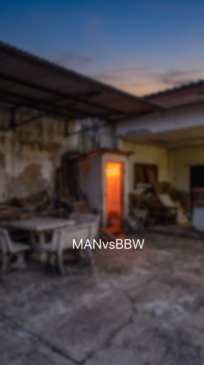 manvsbbw's tweet photo. “แม่บ้านรีสอร์ท” เรื่องนี้จะพูดกันเยอะหน่อยนะครับ (ค่อยๆอ่าน) รูปผมขออนุญาตเบลอๆ … ไม่เป็นการเสียเวลา เข้าเรื่องเลย
คำเตือน ตัดสินใจอ่านแล้ว ไล่อ่านให้จบนะครับ ยาวหน่อยนะ … ไม่อ่านไป ชักว่าวไป เพราะจะทำให้มือถือคุณพังได้

มะ!!!เริ่ม เมื่อเดือนก่อน ผมกับทีม(ลูกน้อง) ต้องไปทำธุระที่ต่างจังหวัด จังหวัดนึงทางใต้ ซึ่งจังหวัดนี้ อำเภอนี้ผมเคยไปแล้วหนนึงเมื่อปีก่อน เราก็เดินทางแบบที่ผมถนัดคือ นั่งเครื่องไปลงที่จังหวัดนั้นและ เช่ารถ 1 คัน เพื่อสะดวกในการเดินทาง มีผมและลูกน้องผู้ชาย1คน (ชื่อเป๋) กับ ลูกน้องผู้หญิงอีก 2 คน (น้องลี่ กับน้องภู่) รวมผมเป็น 4 คน …. ก่อนจะมาที่นี่ ลูกน้องผมถามแล้วว่า Boss จะนอนที่เดิมไหมที่เคยนอนเพราะน่าจะดีสุดในย่านนี้ ซึ่งสถานที่ที่ไปแม่งกันดานหน่อย มันไม่มี รร ใหญ่ๆ เป็นเพียงรีสอทง่ายๆ … ผมเองไม่ได้สนใจอะไรมากเรื่องที่พัก พักไหนก็ได้ตามใจคนหาเลย เป็นคนง่ายๆ สถานที่ไม่สกปรกก็ ok แล้ว

เมื่อไปถึงรีสอท ผมก็บอกน้องลี่(ลูกน้อง ผญ)ว่า เฮ่ยเฮียจำได้ที่นี่ เคยมาเมื่อปีก่อน ตอนนี้โทรมไปเยอะเลย แต่ย่านนี้แทบจะไม่ค่อยมีที่พักเลย ถ้าจะเข้าไปในเมืองไม่ไหวเนอะไป-กลับไกลไป ที่นี่ ok ละ … น้องลี่ จองไว้ 2 ห้อง ผู้หญิงนอนด้วยกัน 1 ห้อง และผมนอนกันน้องผู้ชายไอ้เป๋ นอนด้วยกัน เป๋จะเป็นคนขับรถให้ทีมเป็นมือขับว่างั้นแหละ….

….”สวัสดีคร่า จองไว้ใช่ไหมคะ” … ลี่ก็ทำเอกสารการจองที่หน้าเคาร์เตอร์ อย่าเรียกว่า เคาร์เตอร์หรือ ล็อบบี้อะไรเลย มันง่ายๆ บ้านๆ แค่ โต๊ะกับห้องเล็กๆ แค่นั้นแหละ … พอทำเอกสารใบจองเสร็จ น้องหน้าเคาร์เตอร์ก็เรียกแม่บ้านมาเปิดห้องให้ … “สวัสดีคร่าาา มา 4 ท่านหรอค่ะ” ป้าอ้วนพูด ….  “อ้าววววป้า ป้าชื่ออะไรนะ ผมคุ้นๆ” ผมพูด … ป้ากิ่ง “หื่มมมเรียกป้า เสียใจ เรียกพี่ก็ได้มะเธอ” …. “พี่จำผมได้เปล่า” ผมพูด … “ฉันจำได้ จำเธอได้ ครั้งที่แล้วที่ฝากขนมผลไม้ไว้ให้พี่เยอะแยะเลย เอาขึ้นเครื่องไม่ไหว ครั้งนี้อย่าทิ้ง อย่าฝากอะไรไว้อีกหละ” …. ผมก็ขำ แต่ที่แปลกใจคือ ป้าอ้วนขึ้นหวะ ….  เรียกพี่แม่บ้านดีกว่า พี่เค้าอ้วนขึ้นอวบขึ้น ตอนปีที่แล้วยังไม่ใหญ่ขนาดนี้ … พี่กิ่งก็มาตีผมเบาๆ และบอกว่า พี่กิ่งนะจ๊ะไม่ใช่ป้า เชอะ มะๆตามมาห้องนี้คะ (พี่กิ่งเป็น คนพูดเพราะ สุภาพมาก พูดจาดี ตรงๆสนุกๆ)…. เราก็ตามพี่กิ่งแม่บ้านไป

มันเป็นบ้านหลังๆ ติดๆกัน นึกภาพตาม รีสอททั่วๆไป ตามต่างจังหวัด เลียงๆกันเป็นแถวๆ แต่ที่นี่มีห้องน้อยนะ 10-15 ห้องได้ และดูโทรมๆหน่อย แต่บางหลังก็ใหม่นะ หลังที่ผมอยู่อะใหม่พอได้ ผมได้บ้านห้องหลังมุมสุด ส่วนอีกหลังก็อยู่ถัดออกมา … เราไปถึงก็เย็นมากละ… พี่กิ่งบอกว่า อยากได้อะไรก็บอกนะคะ ที่นี่แม่บ้านเหลือกัน 3 คนแล้ว ออกกันหมด ยังไงอยากได้อะไรเพิ่มก็โทรมาที่ส่วนกลางนะคะ พรุ้งนี้เช้ามี อาหารเช้า ข้าวต้มกับขนมปังค่ะ … แม่บ้านกิ่งก็เดินกลับไป (ผมนึกในใจ หื่มอ้วนขาวขึ้นหวะ แขนขาน่าฟัดมากกก แต่ต้องเก็บอารมณ์หน่อย ครั้งนี้มาหลายคน ครั้งที่แล้วผมก็คุยกับแกสนุกนะ แต่ไม่ได้คิดไรมากแกอวบๆ ยังไม่ อ้วนขาวขนาดตอนนี้) ตอนนี้แค่คิดก็ควยแข็งนะแม่งงงงงงเอ๋ย

วันที่2
เสียงเคาะประตู ปรึ่งๆ ผมก็ไปเปิดประตู เวลาประมาณ 9 โมงได้ … “จะทำความสะอาดไหมคะลูกค้า ต้องอยู่อีกหลายวันหรือจะให้มาทำช่วงบ่ายดีคะ” พี่กิ่งมาเคาะเรียก … ผมก็บอกกับพี่แม่บ้านว่า “ทำครับพี่กิ่ง” (ผมพยายามเรียกชื่อ พี่กิ่ง แทนคำว่าป้าหรือพี่อย่างเดียว เพราะมันจะทำให้เรารู้สึกสนิทกันมากขึ้น) ….”แต่เดี๋ยวอีกสักพักผมจะออกไปข้างนอกแล้วครับ สักครึ่งชั่วโมงนะครับพี่กิ่ง ค่อยวนมาใหม่ก็ได้ ขอทำธุระก่อน” … “ได้ๆ งั้นพี่ไปทำห้องอื่นก่อนนะคะ” … ผมเห็นมีแม่บ้าน 2 คนนะ และก็มีรถเข็นเก็บอุปกรณ์ทำความสะอาดทั่วๆไป … แม่บ้านที่ทำความสะอาดก็เป็นทั้งแม่ครัวไปเลยทีเดียว แม่บ้านแม่ครัวที่นี่ไซต์ใหญ่ดี แต่พี่กิ่งขาวสุด …ผมและทีมก็ออกไปทำธุระด้านนอกตามปกติ ช่วงเย็นก็กลับห้องตามปกติ เวลาสัก 6 โมงเย็นละ ก็จอดรถและเดินเข้าห้อง ผมก็เดินผ่านพี่กิ่ง กับแม่บ้านท่านอื่นๆ … ผมพูด “อ้าวพี่กิ่งไม่กลับบ้านอีกหรอครับ เย็นแล้วนะ” … “ไม่ได้กลับพี่ย้ายมานอนด้านหลังแล้วจ๊ะ ไปๆมาๆไม่ไหว ก็อยู่ๆดู รีสอทไปด้วยเลย เพื่อกลางคืน ลูกค้าจะเอาอะไรก็หยิบจับให้ได้ แต่ต้องไม่เกิน 4 ทุ่มนะ หลัง 4 ทุ่มพี่นอนแล้ว” พี่กิ่งพูด  …. อ่อคับผมคงไม่รบกวนหรอกครับพี่ (พี่กิ่งนี่มันอ้วนขาวๆจริงๆ คุยทีไรตาผมนี่มองแต่ตูดแต่นม)

…พอเปิดห้องมาห้องสะอาดมาก ทุกอย่างโดนจัดใหม่แบบเป็นระเบียบ มีเศษเงิน แบงค์100 แบงค์ 20 เหรียญที่วางไว้ตามเตียง …พี่กิ่งก็จัดแยกไว้ให้ ซึ่งผมแบบว่าโอ้ว เป็นระเบียบมากกกกกก … ผมกับทีมก็อาบน้ำทำธุระส่วนตัวก็ออกไปทานข้าวกัน ด้านนอก ก็ผ่านร้านนึงเป็นร้านข้าวต้มมีไฟ ม่วงๆเขียวๆ ผมก็เล็งๆไว้ก่อน มันเป็นร้านข้าวต้มแบบใดวะ มี พนักงานเสริฟ ผญ รุ่นๆทั้งร้าน (มันคือเรื่องที่ ผมมาให้โหวดแหละครับ ร้านข้าวต้มที่มีร้านนวดอยู่ด้านบน)… ไม่เป็นไร เราก็หาอะไรง่ายๆ ก๋วยเตียวทานกัน และก็ไปต่อเดินตลาดชุมชน …. แต่ที่ข้าวต้มร้านนี้ผมแอบมากลางคืนคนเดียว และก็จัดกับเด็กเชียร์อายุ 17 อ้วนขาวบ้านๆหน่อยนะ แต่อ้วนมากน่าจะ 135 ได้ ไม่ได้อึ๋บหมอนวด แต่เป็นเด็กเชียร์แทน เคสนี้ผมจ่ายเงินให้น้องเค้า เรื่องนี้โหวดแพ้ ไว้มีโอกาสค่อยเล่า ต่อ
กลับมาที่ห้อง …..(ใจผมก็ยังไม่จบ สิ่งที่ผมคิดคือ ผมจะหาวิธียังไงดีวะให้ได้อึ๋บแม่บ้านพี่กิ่งวะ แม่งคิดไม่ออก มาครั้งนี้ไม่ค่อยสะดวกด้วยมีน้องทีม ผญ กับไอ้เป้มาด้วยอีก กูจะบ้า แค่โอกาสจะได้อึ๋บก็ยากแล้ว ดันมีตัวพ่วงมาด้วยอีก สงสัยครั้งนี้จะแดกแห้ว) … นอนๆๆๆ พยายามลืมๆๆมันไปซะ

วันที่3
ตื่นเช้ามา …. ผมก็พยายามไม่ได้คิดอะไรมาก … วันนี้พวกผมต้องออกแต่เช้าก็คุยกันว่าจะออกไม่เกิน 9 โมง ช่วง 8 โมงกว่าต้องขยับละ เราก็รีบไปทานข้าวเช้าที่รีสอทก่อนแบบง่ายๆ เสร็จก็จะขึ้นรถกัน … ผมดันลืมของก็บอกทีมว่า เดี๋ยวมาไปเอาของที่ห้องก่อน และก็จะเข้าห้องน้ำด้วยนิดหน่อยรอบนรถกันก่อน …. ผมก็รีบวิ่งไปที่ห้องพัก ก็หยิบของและก็เข้าห้องน้ำพอดีปวดท้องพอดี  …. ปรึ้งๆ 9 โมงเช้า ไอ้สัดเวลาเดิม … ใครวะ ใครเคาะประตูวะ ผมก็รีบไปเปิด คิดว่าไอ้เป๋…. “คุณลูกค้า สวัสดีคร่าาาา วันนี้ให้พี่ทำความสะอาดไหมคร่า” … “ทำได้เลยครับพี่กิ่ง วันนี้ห้องลกหน่อยนะครับ 55” …. “งั้นเดี๋ยวพี่วนมานะคะ” …. “อ่อไม่เป็นไรครับ แม่บ้านจะเข้ามาทำเลยก็ได้นะครับ เดี๋ยวผมทำธุระตรงนี้ก็เสร็จออกได้แล้วครับ”  … “ok คะ งั้นพี่ขออนุญาตเข้าไปทำให้เลยนะคะ”…. “ตามสบายเลยครับพี่กิ่ง”…. (แม่งเอ่ยยยยย กูพยายามลืมๆมันไปละพี่แกดันเข้ามาอีก ทรงพี่กิ่งจะพูดจาสบายๆช้าๆ  ผมก็คิดวิธี กูจะทำยังไงดีวะ ก้นใหญ่ขาวน่าจัดมากครับ) … “ป้าครับเดี๋ยวผมต้องไปละครับ พอดีน้องๆรออยู่ที่รถ” … “ป้าอีกละเดี๋ยวตีเลยก็บอกว่าพี่ก็พอ” ….”พี่กิ่งก็ชวนคุย มาอยู่ถึงวันไหนคะเนี่ยะ” บลาๆๆๆ  … “ไม่แน่ใจเลยครับว่า น้องๆจองไว้กี่คืน แต่พี่กิ่งก็มาทำช่วงเช้าได้ปกติเลยนะครับ เอ่อพี่กิ่ง แถวนี้มีที่ซักผ้าไหมครับ” (ผมคิดอะไรได้ไวๆก็พยายามจะหาเรื่องคุยกับพี่เขา) … “ซักผ้าหรอคะ มะพี่ซักให้ เดี๋ยวไปหยอดด้านหลังได้ คุณก็แยกไว้นะคะกองไว้ เดี๋ยวเอาไปซักให้คะ”… “แล้วเสียเงินยังไงครับพี่กิ่ง ผมเกรงใจ”… “ถ้าไม่เยอะก็เสียแค่ค่าอบผ้าก็ได้นะ 60.- ซักเดี๋ยวพี่ใช้เครื่องที่ รีสอร์ทให้” …. “พี่กิ่งผมฝากค่าซักผ้าหน่อย อันนี้เผื่อๆ อบแพง เงินทอนไว้ที่พี่ก่อนได้ครับ”…. “แล้วคุณลูกค้าจะให้พี่มาส่งผ้าหรือยังไงดีคะ” … “แล้วปกติยังไงครับ”… “ปกติพี่ไม่เคยเอาไปซักให้คะ555”…. “อ่อครับงั้นพี่กิ่งเลิกงานกี่โมง เดี๋ยวผมถ้ากลับมาทันจะแวะไปเอา ถ้าไม่ทันพี่เลิกงาน ก็มาส่งที่หน้าห้องผมละกันครับ” … (ตรืดดดดดดดด โทรศัพท์ดัง)….”เฮียยยยยเสร็จยังจะสายแล้วนะะะะ ทำไรอยู่ นอนต่อปะเนี่ยะ” เป๋โทรมา …. “เอ่อออ มึงรอก่อนหาของอยู่”…. พี่กิ่งพูด “ไปก่อนเถอะคะ เดี๋ยวพี่จัดการให้ พี่นอนที่นี่ด้านหลัง โทรมาเข้าที่รีสอร์ทก็ได้เดี๋ยวพี่เดินออกมาส่งให้คร่าาา” …. “หรือผมขอเบอร์พี่ไว้ได้ไหมครับ เพื่อไม่ต้องโทรเข้าส่วนกลาง ผมก็กด 084-1524XXX” … ผมก็รีบออกไปทำธุระ …

….ช่วงระหว่างวันผมก็คิดต่างๆนานาๆ โอกาสยาก ลูกน้องติดตัวผมหมด ขยับไม่ค่อยได้เลย ยิ่งถ้ารู้ผมไปเย็ดกับแม่บ้านรีสอทนะ กูตายห่า จะเอาหน้าไปไว้ไหนวะ…. เฮ่ยยิ่งคิดยิ่งวนๆ และพี่กิ่งจะเล่นกับกูรึเปล่าก็ไม่รู้อีก งานนี้ยากกก ไม่ง่ายยยยย ….

….ช่วง 4 โมงเย็น วันนี้เลิกเร็ว ก่อนจะถึงที่พักใกล้ๆผมก็โทรไปหาพี่กิ่งก่อน … “ฮัลโหล พี่กิ่งครับ ผมเองนะ ผมว่าจะเข้าไปรับผ้านะครับ วันนี้เลิกเร็ว” … “ได้คร่าแต่กำลังอบอยู่นะคะยังไม่ได้พับให้เลย เดี๋ยวพี่เอาไปให้ที่หน้าห้องก็ได้” …. “อ่อครับงั้นเดี๋ยวยังไงผ้าเสร็จ พี่กิ่งโทรมาอีกทีนะครับ” …. ผมก็ถึงรีสอทพอดี ก็บอกกับทีมๆ ว่า “พักผ่อนกันก่อน เย็นนี้ค่อยออกไปหาอะไรกิน เดี๋ยวพี่ไปรับผ้าก่อนนะ 6 โมงกว่าๆๆว่ากัน” …. ไอ้เป้ก็บอกว่า “ได้เฮียเดี๋ยวผมของีบก่อน 6 โมงยังไงปลุกผมด้วยนะ” … ส่วนน้อง ผญ 2 คน บอกว่า เดี๋ยวขอไปวนๆ ตลาดหน่อย อยากกินขนน… “โถๆๆ ไอ้ลี่กินขนมมากอ้วนนะเว่ยยยย” ผมก็แซวๆๆ “อะๆๆ เจอกัน 6 โมง” … (กูนึกในใจ เหี้ยเอ่ยยยย ห้องก็โดนไอ้เป้นอนยึดใช้ห้องไปละ รถก็โดนน้องๆผญยึด เอาไปขับเล่นละ จบเลยกู ไม่มีห้อง ไม่มีรถ และถ้าแอบไปเปิดห้องนะ ไอ้ลี่รู้ โดนถามอีกเปิดทำไมอีกห้อง เฮ่ยยยยกูจะบ้าตายยยรายวัน)
….ผมก็เดินไปโทรหาพี่กิ่งแม่บ้านก่อน แต่พี่กิ่งไม่รับสาย (ใจก็คิด ชั่งแม่งละ ไม่ได้อึ๋บก็ปล่อยๆไหลๆไป คาดหวังอะไรมาก ชอบผิดหวัง และมักจะไม่ค่อยได้ และพี่กิ่งก็ดูจะไม่ได้อะไรมากมายกับเรื่อง18+ด้วยดูแกเป็นผู้ใหญ่อยู่นะ) ….ผมก็เดินเข้าไปด้านหลัง “อ่าพี่กิ่งครับมารับผ้า” ผมพูด …. “ยังเลยค่ะลูกค้าเพิ่งอบเสร็จเดี๋ยวพี่พับให้แล้วเอาไปส่งนะ” … “ไม่ต้องพับพี่เกรงใจเอามาทั้งก้อนๆๆแบบนี้แหละ สบายๆครับ” … “พับเป็บเดียวแต่ไม่ได้รีดให้นะ ถ้ารีดก็ต้องรอหน่อย มีไม่กี่ตัวเองคุณทำไมรีบซัก” … “55ผมชอบใส่ตัวนี้ครับ … ยังไงผมนั่งรอพี่ละกันครับ” … “วันนี้กลับเร็วจังนะคุณ” … “ใช่ครับธุระเสร็จไวเลยไม่ได้แวะที่ไหนด้วยครับ ก็รีบกลับดีกว่า น้องๆ เหนื่อยๆด้วยครับ … (เราก็คุยกันไปเรื่อยเปื่อย)

….ผมก็นั่งยุหน้าห้องที่พักพนักงาน มองๆไปไม่เห็นมีใครนอกจากคนสวน ใจผมก็คิด แม่งเอาไงดีวะ หุ่นพี่กิ่งก็อวบอ้วนน่าแดกมาก เฮ่ยยยคิดวนไปวนมา ทำไงงงงงดีวะ ขอไปตรงๆ คงบ้าบอเกินไป คือคุณเข้าใจมะว่า มันไม่มีแรงจูงใจอะไร ที่ผมจะมีโอกาสได้อึบได้เย็ดพี่กิ่ง ผมไม่รู้ว่าใจเขาคิดกับเรื่องคาวๆนี้ยังไงนะ และเขาไม่ใช่หมอนวด ไม่ใช่ไซด์ไลน์รับงานอะไร เงินผมก็ไม่ได้เสนอให้ มันไม่มีแรงจูงใจใดๆ ….. เวลาก็เหลือน้อยลง นัดๆน้องๆไว้ 6 โมง ถ้าไม่ใช่โอกาสนี้ ยากละนะ โอกาสนี้ อยู่กับแม่บ้านกิ่ง 2 ต่อ 2 ละ ใจผมนี่เต้นรัวๆๆๆๆเลย ถึงแม้ว่า พี่กิ่งจะไม่รู้เลยว่าผมคิดอะไรอยู่ ….

…”เอ่ออพี่กิ่งครับ พี่อยู่คนเดียวหรอครับ” … “พี่ก็พักกับพี่ๆแม่บ้าน และก็คนสวน แต่เดียวคนสวนวันนี้กลับบ้าน อีกเป็บก็จะกลับละ 5 โมงยังอะ!!!” …” อ่อ จะ 5 โมงละครับ”… “เนี่ยะเก็บอุปกรณ์ละ” … “แล้วแม่บ้านคนอื่นๆละครับ” ….  “อ่อออีกคนกลับไปตั้งแต่ 4 โมงละ อีกคนอยู่ทำด้านหน้ากับลูกสาวเจ้าของ คนที่รับน้องด้านหน้าแหละลูกสาวเจ้าของ” …. อ่ออครับ อ่ออออออออออ (ผมคิดในใจ กูจะพูดว่าขออึ๋บ พี่หน่อยได้ไหมครับไหนๆก็ไม่มีใครละ 555 มึงว่าบ้าปะ ไม่มีทาง เสียงในหัวแม่งเวลานี้ ตีกันในห้วชิบหาย พูดดี ไม่พูดดี) สักพักพี่กิ่งก็จะพับผ้าเสร็จละ … “เอ่ออพี่ รีดด้วยได้ไหมครับ ผมว่ามันยับไปหน่อย”… “แหนะๆๆ ไหนบอกไม่รีดเดี๋ยวตีเลย”…. ผมก็ถ่วงๆๆยืดๆๆเวลาหน่อย เวลานี้ดีสุดละ ไม่มีเวลาไหนดีกว่านี้ละ ไอ้เป๋แม่งก็หลับ ใจผมนะถ้าจะอึ๋บ คงต้องห้องพี่กิ่ง ซึ่งงงงง อีห่า มันจะเป็นไปได้ยังไง ที่พี่กิ่งจะให้คนแปลกหน้าเข้าไปในห้อง เฮ่ยยยไม่มีทาง…. พูด-ไม่พูด เสียงในหัวตีกันชิบหาย

….”พี่กิ่ง ผมจะกลับพรุ้งนี้ละครับ”… “อ้าวไวจัง”…. “อีกคืนผมพักในเมืองครับพี่ พักในเมืองอีกคืน และค่อยกลับ กทม ครับ” … “อ่อออ เดินทางปลอดภัยนะคะ”… “เอ่ออพี่ครับ”…. “ว่าาาไงคะ” … “5555ผมจะเริ่มไงดีอะพี่ พี่ยุคนเดียวไม่เหงาหรอ”…”แกถามพี่ 2 รอบละนะแว่น เหงาไม่นะเพื่อนๆมี มีเพื่อนๆ”… “อ่ออ คือพี่หุ่นอ้วนขึ้นเนอะ แต่ก็น่ารักดี” …. “แหนะบลูลี่ พี่ ละมาชมพี่ ตกลงจะชมหรือจะบูลี่ เอาๆดีคุณแว่น”…. “ไม่ๆๆๆๆไม่เลย ผมชอบ” … “บ้าบอแกจะมาชอบอะไรหุ่นแบบพี่”….”แหม่มมมเสป็กใครจะไปเหมือนกัน” …. “พี่ถึง 100 โล ปะ” …. “อย่าถามว่าถึงไหม เกินไหมดีกว่า 555”…. (ผมพยายามชวนคุยแบบสุดๆ เพราะเวลาแม่งน้อย 5 โมงละ) ….”หุ่นพี่น่ากอด ยืมไปกอดสักคืนได้ไหมพี่” …. “บ้าอ้วนจะตายยยย พอๆๆเลิกบูลี่ อะผ้าเสร็จแล้ว”….. (แม่งเอ่ยเอาไงต่อดีวะ)…. เสียงตีกันในหัวอีกละ….

….”พี่ผมนั่งเล่นเป็บได้มะ ยังไม่อยากกลับห้องครับ”… “ได้ๆ มานั่งตรงนี้ไหมมีพัดลม” … “เดี๋ยวพี่ไปเก็บครับก่อนนะ” …. (ชิบผายละ) เอาไงต่อดีพี่เขาจะไปละ…. “เอ่อพี่กิ่ง เดี๋ยวๆ“… “ว่าไงแกเรียกอยู่นั่น” … “ผมมีไรจะขอพี่”… “ขอ!!!! ขอไรขอพี่อะนะ”…”เอ่ออขอพี่เนี่ยะแหละ”…. “มาอยู่ๆ หลายๆวันมันอื่มมมมมม มันเหงาๆหน่อย ผมชอบหุ่นพี่นะ หน้าพี่ก็สวยดี คือออ 555 ผมขอมีอะไรด้วยได้ปะ ….(เหี้ยยยยยย พูดอออกไปแล้ววว)….

พี่กิ่งแม่งอึ้ง!!!! นางอึ่งไปเป็บนึง เรียกว่าสตั้นดีกว่า และนางพูดว่า “บ้าาาาากับพี่เนี่ยะนะ” …. “จุ๊ๆๆเบาๆๆๆ ก็กับพี่เนี่ยะแหละ” ผมยังไม่จบ …. พี่กิ่งพูดต่อ “บ้า ไม่ได้คุณแว่นขาาาา” … (สติผมแม้งหลอนละ เขิลลลเหี้ยๆ พี่กิ่งแม่งน่าจะไม่เล่นด้วย แต่ได้พูดไปก็ดีกว่า เก็บไว้ ไม่เล่นด้วยก็แค่แยกย้าย) … พี่กิ่งพูด “สาวๆสวยๆมีเยอะแยะไม่ไปอะ มาขออะไรแบบพี่ แกก็กล้าเนอะ” (ดูตรึงๆ) … “เดี๋ยวพี่ไปเก็บครัวก่อน  คุยกะแกละรามปาม” แต่เขาก็ยิ้มๆหัวเราะนะ … ซึ่งมันหมายความว่าอะไรวะ ผมก็หน้าชาๆแหละ แต่ก็ยิ้มๆกลบเกลื่อนๆ แบบเจื่อนๆๆ

….ผ่านไป ครึ่งชั่วโมง….จะ 6 โมงละ

พี่กิ่งก็เดินมา “อ้าวววว คุณลูกค้ายังไม่กลับอีกหรอ ยุ่งกัดไหมคะเนี่ยะ” …. “ยังครับพี่อีกแปบก็จะกลับแล้วครับ” … ผมก็ดื่มน้ำแก้เขิล …. “เอ่อพี่กิ่งครับ อื่มมมมม55 มาตื้อ เรื่องที่ขอ” (ผมรู้สึกว่าถ้า พี่เขาบอกปฎิเสธผมก็พร้อมเดินออก จบ ไม่ตื่อต่อ แต่ขอตื้ออีกรอบเพื่อความชัวร์ว่าเขาจะปฎิเสธไม่เล่นด้วยแน่นอน)…. พี่กิ่งพูด  “ว่ายังไง” (เสียงเข็งๆหน่อย) … พี่กิ่งถาม แต่ดูท่าทางพี่เขาเขิลๆ… “เอ่อ พี่กิ่งมานั่งนี่ มานั่งตรงนี้หน่อย” (ผมก็พูดแบบนิ่มๆอ้อนๆ ดูแกเป็นคนน่าจะชอบคนขี้อ้อน) ….”พี่ครับพรุ้งนี้ผมก็จะกลับละนะ”…”แล้วยังไงจะอึ๋บพี่ว่างั้น” …. “เบาๆๆๆ พี่พูดเบาๆๆๆ พี่ก็โอโห้ๆๆๆ ถ้าพี่กิ่งไม่สบายใจ ยังไงผมขอโทษนะครับที่ขอไปแบบนั้น”… “เฮ่ยคุณลูกค้านี่ พี่จะสรรหาคำอะไรมาด่าดีเนาะ!!!” …. “โถพี่กิ่ง ถ้าผมไม่ขอตรงๆพี่จะรู้ไหมอะครับ” … “รู้ว่าาาา เง่น อะนะ” …. “ปัดโถ่เบาๆๆๆพี่ก็พูดดังอะ” …..  “แกก็มาแบบไม่โรแมนติกเลย” พี่กิ่งพูด…. “พี่จะให้ผมเอาอะไรมาโรแมนติก เวลาก็น้อย” …
….สถานการณ์เงียบๆ แบบเดาไม่ถูกเลย…

ผมได้แค่ ตลกๆ พูดตรงๆ อ้อนๆ ได้เท่านี้ คือมันก็ไม่ได้ง่าย พี่เค้าไม่ด่าแม่ผมก็บุญละ อยู่ๆไปขอเขาอึ๋บอะคุณ ทั้งๆที่เจอหน้ากัน 3 วัน แต่มันมีต้นทุนคือมันคุ้ยเคยมาก่อน เอาจริงๆมันก็ไวเกิ๋นนน แต่ครั้งนี้ผมไม่คิดจะยื่นเงิน เพราะดูๆทรงแล้ว จะบอกว่า จ่ายเงินค่าขนมใดๆมันไม่ได้หวะ พี่กิ่งไม่เอาด้วยแน่ๆ มันต้องตรงๆ เชิงๆอ้อนนๆ แบบนี้แหละ ได้ก็บุญ ไม่ได้ก็ชั่งมันแยกย้าย พรุ้งนี้ก็ไม่ได้เจอกันแล้ว… ต่อๆๆ

ผมพูด “เอาไงอ่าาครับพี่ ผมขอโทษก่อนนละกันนนะ ผมพูดตรงเกินไป ถ้าพี่ไม่โอเครผมไม่ติดใจเลย เราก็แยกย้าย แต่พรุ้งนี้ พี่ไม่ต้องมาทำห้องผมแล้วนะ ผมกลับแล้วครับ”…. แล้วผมก็แกล้งๆ ซบอก พี่กิ่งเขาแบบเนียนๆๆๆ “ฮื๊อๆๆ ไว้เจอกันใหม่ ปะผมกลับห้องละครับ” (กูนี่ ครับทุกคำ มีลูกอ้อนอะไรงัดแม่งออกมาให้หมด ขนาดแค่ซบอก ควยนี่แข็งปักเลย) ….. “หรอ!!” พี่กิ่งพูด และก็แตะบ่าผมเบาา และพูดว่า “น่าสงสาร” ….. (ผมนึกในใจ ไม่ใจอ่อนหน่อยหรอวะ) “ครับพี่ผมกลับห้องละครับ ผมไม่กวนแล้วจริงๆ” ….  “ไม่ตื้อหน่อยหรอ” พี่กิ่งพูด … ฮะ!! ว่าไงนะพี…..  “อะไรรร” (พี่กิ่งดูหน้าแดงงงงง) พี่พูดต่อ “บอกว่าไม่ตื่อหน่อยหรอ” … “ก็ตื้ออยู่นี่ไงคราฟฟฟฟฟ ผมชอบนุ่มนิ่มแบบพี่เลย” … “แกก็บ้าๆเนอะมาถามมาขออะไรพี่แบบนี้ น้ำท่าก็ยังไม่อาบ” …. “มะผมอาบให้” …. “บ้าๆๆ ไปอาบห้องแกหรอ”…

“เฮ่ยพี่กิ่งตกลงหรอ” …. “ก็ไม่รู้ดิ” (พี่เขาดูเขิลหนักมาก) “จะกลับพรุ้งนี้แล้วไม่ใช่หรอ แล้วไมไม่ขอตั้งแต่เมื่อวาน”

… “ปราดดดดดใครจะไปกล้าอะพี่”….. “ไม่กล้าาาเลย แล้วทำไมมวันนี้ถึงกล้า ทรงแกก็ดึอยู่นะ ไม่ไปหาผอมๆสวยๆวะแก เอาจริงๆแกจะเอาแบบพี่นี่นะ”… “ก็แบบพี่นี่แหละะ มีอารมณ์ แต่ห้องผมไม่ได้หวะ ลูกน้องนอนอยู่ และนี่จะ 6 โมงละ” ….

….เปบนะพี่ ผมรีบโทรหาลูกน้องก่อน …. ลี่ๆ เจอกัน 1 ทุ่ม เฮียติดธุระอยู่ ไม่ต้องปลุกไปเป้ ให้มันนอนยาวๆๆไปเลย ลี่ไม่ต้องถามเยอะ 1 ทุ่มเจอกัน จบๆๆๆ ….

….พี่กิ่งก็ขำๆ “เดี๋ยวๆนี่แกมีเวลาถึง 1 ทุ่ม หรอ หรือแกจะมาคืนนี้มัยยจ๊ะ แต่ห้องพี่ไม่ได้นะ มีนอน2 คน กับพนักงานอีกคน”…. “คืนนี้ไม่ได้อะพี่” (ใจผมคิด เขาตกลงแล้ว เดี๋ยวเปลี่ยนใจ ต้องรีบ ออกรบ) …. “แกๆๆ แล้วไปที่ไหนห้องแกก็ไม่ได้” …. ผมพูด “ห้องพี่กิ่งไง”…. “ไม่ได้ เดี๋ยวพี่อีกคนเข้ามา” …. “มีที่ไหมพี่แนะนำหน่อย” …. “แกนี่นะ จะชวนพี่ก็ไม่เตรียมอะไรเลยยยย พี่จะพาขับมอไซต์ออกไปก็เดี๋ยววุ่นวาย ปะๆๆแยกย้าย ไม่ให้เอาละ” ….”โถพี่ๆๆๆๆๆกิ่งจ้าาาาา ไม่แยกย้ายดิ กว่าจะรวบรวมความกล้าขอได้”…. “เฮ่ยแกจะมีอะไรกับผู้สาวก็ไม่โรแมนติคไม่เตรียมเลยยยย ดงป่าลานมันด้านหลังปะ” … “เอาจริงปะเอาได้นะแปลกดี”…. “บ้าาาคันตายโหงพี่พูดเล่น ห้องเก็บของด้านหลังอะ ไหวไหมแก”…. “ห้องเก็บของ อื่มมมก็ไม่ติดนะพี่ ฟิวดี มันอยู่ตรงไหน” …. “บ้าาาาฟิวไรของแกวะ มันอยู่ด้านหลังเนี่ยะ มันเป็นห้องเก็บของที่ไม่ได้ใช้ในรีสอทนี้ แกไหวเปล่า”…. “นะชั่วโมงนี้แล้วผมเลือกไม่ได้ละพี่ ลานมัน ผมยังไหวเลย นับอะไรกับแค่ห้องเก็บของ ปะๆ พาผมไปดูหน่อย”…. “เฮ่ยเดี๋ยวให้พี่อาบน้ำก่อนดิ”…. “ไม่มีเวลาละพี่ ไปเลย” ….. “บ้าาา เหงื่อทั้งวัน ไม่เอา”…. “ไปเลยพี่ปะ ล้างเลิ้งเดี๋ยวค่อยว่ากัน เดี๋ยวล้างให้ หรือพี่หอยใหญ่ ” …. “อีบ้า” ตบผมไป ผั่วะนึง …. (วินาทีนี่ วัวควายมาฉุดผมก็เอาไม่อยู่ละ….โคตรเง่นนนนเลย แข็งมาก แล้ว พี่กิ่ง นางก็ขาวๆ อ้วนๆด้วย นมตอนที่ซบนี่โครตเด้ง) …. “ผมตื่นเต้นหวะพี่”…. “ตื่นเต้นอะไร ตื่นเต้นกลับห้องไป” …. “อ่ออไม่ๆๆ ไม่ตื่นละคราฟฟฟ ปะๆๆเวลาน้อย”…. ผมก็รีบจับแขนพี่กิ่ง “แกรู้หรอทางไหนทำมาจะจูงพี่” … สักแปบพี่เขาบอกว่าเป็บนึงพี่เอาของก่อน มันเป็น ถุงผ้าไม่รู้ว่ามีอะไร พี่เขาหยิบติดไปด้วย

….รีวิวสถานที่ก่อน …. คือ มันเป็นด้านหลังเลยครัวไปอีก มันจะมีช่องแคบๆ มีประตูลูกกรงเล็กๆ พอเปิดเข้าไป กลิ่นจะอับๆๆหน่อย เวลาก็ โพล้เพล้ด้วยนะแต่ก็ไม่ได้มึดมาก เดินตรงไปเรื่อยๆไม่ไกล ก็เป็นทางออกช่อง ด้านซ้ายเป็นห้องน้ำเก่าๆ นอกห้องน้ำก็เป็น บริเวณโล่งๆ ด้านข้างเต็มไปด้วยไม้เก่าๆ โต๊ะเก้าอี้ ขอบผนังก็เป็น กำแพงเตี้ยๆแบบ ปูนซีเมนต์เก่าๆ หลังกำแพงเป็น สวนมันสำปะหลัง….

***ผมขอพิมพ์แบบไม่ใส่  “……..” แล้วนะ มันเยอะๆ เอาแบบเล่า ดุ้นๆๆดิบๆ ไปเลยนะครับ

…..โหพี่กิ่งมันได้หรอวะ มีกล้องวงจรปะ …. มีอะไร พี่อยู่มาจะ 10 ปีละ ไม่มีหรอก …. แล้วตรงนี้มีใครเข้าๆๆมาไหม …. เมื่อก่อนอะมีพวกพนักงานช่าง แต่ตอนนี้ออกกันหมดละเป็นช่างข้างนอกแทน เอ่ออไม่ต้องกลัวไอ้แว่น ไม่มีใครเข้ามาหรอก …. อ้าวไม่เรียกผม คุณลูกค้าละหรอ…. เรียกไอ้แว่นละ แกกล้าขอฉันเอา ฉันไม่เรียกว่าคุณลูกค้าละ…. ตืดๆๆๆๆๆๆๆ เสียงโทรศัพดัง…. พี่ๆๆของงใครวะ เอ่อออของพี่เอง…. (เพื่อนอีกคนโทรมาพี่เขาก็รับ) พี่กิ่งพูด กูไปซื้อของที่ตลาดๆ เดี๋ยวกลับ มึงซื้ออะไรมากินๆไปก่อนนเลยเด่อ (พูดอีสานแปลได้ประมาณนี้)…. ผมก็เดินต่อจนถึงลานด้านหลัง มันแคบๆไม่ใหญ่ เป็น Zone ห้องแบบ มีหลังคาสังกะสียื่นออกมาครึ่งนึง แล้วเป็นห้องเล็กๆ มีส่วนที่ไม่มีหลังคา มีโต๊ะหินเก่าๆ 1 ชุด ดูไปดูมา ฟิวบรรยากาศก็แปลกๆๆๆดี …ผมก็ยกมือถือขึ้นมาถ่าย บรรยากาศแม่งได้หวะ…. พี่กิ่งครับเราจะเย็ดกันตรงนี้เลยใช่ปะครับ … ตรงนี้แหละ บอกแล้วแกไหวหรอไอ้แว่น…. ไหวดิ สถานที่ไม่เกี่ยวหรอก มันเกี่ยวที่ว่าเย็ดกับใคร …. หื่มมมปากกกกหมานนนนจริงๆๆนะไอ้แว่น …. พี่กิ่งครับ ผมลูกค้าครับพี่ …. พี่กิ่งก็เขย่าตัวผม และพูดว่าลูกค้าาหรอๆๆๆๆ มาขออึ๋บชั้นนนนน!!!! ตัวก็แค่นี้ เล่นของใหญ่นะเรา

…. พี่ขอเข้าห้องน้ำก่อน มันมีสายยางต่อก็อกน้ำออกมา …. ผมก็ดึงมือพี่กิ่งมาจูบก่อน และก็ค่อยๆๆ จับนม พี่เขาก็เคลิ้มๆๆนะ ผมก็ดันพี่เขาติดกำแพงปูน ค่อยๆๆ จับนม นมใหญ่อวบมากกกก คือผมแม่งเง่นนนมากแล้วววว  100% แล้วอะครับ ที่สะสมความเครียดๆมา คือได้ปลดล็อคมากกก ผมก็ดึงเสื้อพี่เขาขึ้นมา พี่เขาใส่เสื้อยืด กางเกงช้าง ผมถกเสื้อในลง ค่อยๆๆดูดนม นมสีชมพูเลย เม็ดหัวนมใหญ่ดี พี่เขาก็ร้องเบาๆๆๆๆ ผมก็พาไปนั่งที่โต๊ะหิน ให้พี่เขานั่งส่วนผมก็ ใช้ท่าคุกเขา และก็ดูดนมอันอวบอั๋นไปเรื่อยๆๆ ….. น้องแว่นพี่ขอล้างก่อนนดีกว่า พี่ไม่ค่อยมั่นใจ…. ผมก็ปล่อยให้พี่เขาไปห้องน้ำ ล้างหอยทำธุระ

ตอนที่พี่เขาจะไปห้องน้ำข้างๆ ผมก็ว่าแล้วพี่เขาถือถุงอะไรมาวะ อ่ออออ เบียร์ 3 กระป๋อง เอาเปิดและกระดก รวดเดียวเลยยยจ้า 3 กระป๋องงงง ไอ้เหี้ยผมแม่งตกใจ พี่ๆๆๆใจเย็น…. พี่กิ่งพูด มันต้องบิ้วหน่อย ไม่งั้นพี่จะเขิลแกตาย ไม่งั้นพี่มีอะไรกับแกไม่ได้หวะ ใจยังไม่กล้า แต่แกมาชวนแล้วก็อยากลองดู มันเลยต้องบิ้วหน่อย …. (และผมเห็นขวดเล็กๆสีน้ำใสๆ นางก็เอามา จิบ 2-3 อึก ผมเดาว่าน่าจะเหล้าขาว) ….ผมก็โหเอางั้นเลยหรอพี่ บุหรีหน่อยมะ …. แกมีรึ…. มีดิพี่ หน้าแบบแกไม่น่าจะสูบนะ …. ผมก็สูบบ้างแต่น้อยมากๆๆๆพอได้ฟิวๆๆแหละปกติไม่สูบ ถ้าไม่ได้ดื่มเบียร์ อะคนละมวน(บุหรีผมจะ มวนยาวๆๆเป็นสีดำน้ำตาล กลิ่นจะไหม้ๆหอมๆฉุนๆ เป็นของไต้หวัน) …บุหรีอะไรของแกวะ แปลกดี พี่กิ่งพูด…. (พี่เขาโดนเบียร์ไป 3 ป๋อง เหล้าขาว 2 อึก บุหรีผมอีก กูนึกในใจ เขาจะอวกแตกไหมเนี่ยะ)

…. ผมก็สูบบุหรี และก็ยื่นให้พี่เขาด้วย และผมก็จุดไฟให้…. พี่สูบด้วยหรอ ผมถาม….ปกติไม่นะแต่นานๆๆที เมื่อก่อนตอนทำโรงงานสูบบ่อยไงแดกเหล้าบ่อย เอ่อเวลาพี่เมาพี่จะกล้าๆจะหยาบๆๆหน่อยนะ นี่ 3 กระป๋องแพร็บเดี่ยว เดี๋ยวรู้เรื่องเลย จะเริ่มพูดหยาบๆๆ … จัดมาเต็มที่เลยพี่ เราก็บิ้วสูบบุหรี ไปคุยเล็กๆน้อยๆ ในขณะคุยตาพี่กิ่งก็ดูเยิ้มๆๆนะ แต่นางถอดเสื้อจนเหลือแต่กางเกงในละ โหคุณเอ้ยยยย อกโต พุงขาวมากครับ นางตัวอวบใหญ่อยู่นะ ลมก็พัดชิวๆ นั่งโซนเอ้าดอร์ แบบมีกำแพงกั้นนะ …. ตานางเริ่มเยิ้มละ ผมก็ถามอีกสักมวนไหมพี่ ผมก็ยื่นให้นาง ก็จุดบุหรีกัน ผมก็สูบ ปรืดดดดดด นางก็ สูบบบบไป 2 ปืดๆๆๆ นางก็ทิ้งบุหรีแบบที่ยังดูดไม่หมดตัว …

….นางจับผมนั่ง ถอดกางเกงผม (ผมว่านางแม่งของมาละสิงห์ 3 กระป๋องได้ผลหวะ) …นางกำลังจะบรรเลงผม….นางก็จับผมถอดกางเกง งัดควยผมขึ้นมาดูด อมแบบ แม่งอยากมานานนนน อมโคตรมันส์ อะครับ ผมยังดูดบุหรีไม่ไหมดเลย มันได้ฟิวดีนะ ดูดไปโดนอมควยไป เมาๆควัน มึนๆเส่วๆๆๆๆ …. พี่กิ่งแบบดูดควยผมแบบไม่สนใจอะไรเลยยย และพี่เขาบอกว่า แว่นตีหน้าพี่หน่อย …. พี่ว่าไงงงนะครับ

…. ตีหน้าพี่ คือตบหน้าพี่อะไอ้แว่น… ผมก็นึกในใจเอาแนวนี้ใช่มะ เดี่ยวกูจัดให้ ตัวผมเองมี2แนว ไม่โรแมนติกก็ดิบๆๆไปเลย จะเอาMode ดิบๆ ใช่มะเดี่ยวกูจัดให้…ผมก็ตบไป 2 ที นางแม่งนื่ง และพูดต่อว่า ตบอีกสิ กูชอบ … ผมว่าเมาละชัวร์พูดคำหยาบ ผมก็ตบไปอีก 2 ที พอตรึงๆๆมือหน่อย….นางก็อมควยผมต่อ ผมก็ตบหน้าไปอีก นางก็อมลงมาถึงไข่ไล่มาที่ขา แม่ๆๆๆๆเจ้าๆๆๆๆๆ คือไรรู้ปะ … แม่งเลียมาถึงตีนผมอะคราบบบบ  แบบเลียกับพื้นเลยยยยย ผมอะนั่งอยู่บนเก้าอี้หิน นางก็คุกเข่าไล่เลียลงมาอะครับ เหี้ยยยยยยโคตรเสียว ผมก็ตีตูดนางแรงๆ นางคลุกเข่าท่าหมาอยู่ ผมก็ดึงกางเกงในนางออก (หยิบมือถือมาถ่ายตอนอมหน่อย นางยิ่งเห็นผมถ่ายคลิปนางยิ่งยั่ว คือเมาชัวร์ๆๆ อาการนี้)  ก้นนนางนี่เด้งมากครับ ผมตีไปอีก 2-3 ที นางก็เลียขามาต่อไม่หยุด…ผมโคตรเง่น โคตรมีอารมณ์อะครับ…. นางก็ขึ้นมาอมควยผมต่อ แบบกอดขาผมมาเลย ผมก็ตีแรงๆที่ก้น ผมก็สังเกตุตรงพื้น น้ำอะไรไหลตรงพื้นวะ ….นางแม่งฉี่แตก5555 คือนางจะไปห้องน้ำ แต่ผมอะไม่ให้ไป ลากมาจูบก่อน นางคงอั้นละไม่ไหว …. อมควยผมไปฉี่ไป โคตรดิบอะท่านผู้อ่าน….  ผมก็ไม่ไหวววหละ คือออ อยากกลองงอะไรแบบนี้มากกกครับคือ คือสิ่งที่อยา่กทำดีกว่า

ผมจับนางนอนตรงพื้นปูนนี่แหละ จับนางนอนหงายอ้าขา พี่กิ่งถามว่าา แว่นๆๆ ไอ้แว่นจะทำไร พี่ไม่มั่นใจ แว่นนนหยุดดด แว่นนนนหยุดดดดดดดด ซีดดดดด แว่นนเพ่พี่พพพ

ใช่ครับผมเลียหีนาง ทั้งๆที่นางยังฉี่อยู่ มันนัวร์แบบดาวอังคารมาก

….. รสชาตเค็มๆประแหล่มๆๆเฝื่อนๆ (ใครจะหาว่าแอดจิตก็เอาเหอะนะ ไหนๆๆกูจะเล่าละ กูก็ไปให้สุดเลยละกัน) คือพี่กิ่งมันขาวววว ขามันอวบ ดูสะอาด หีไม่มีกลิ่นเลยยย รสนัวร์ มากกกก ผมจะกล้าๆๆกับผู้หญิงอ้วนที่เสป็กผมจัดๆๆอะ ผมทำได้กล้าทำ ไม่ติดเลยถ้าเป็นฉี่ ฟิวดิบๆๆได้นะเว่ย ใครจะลองไปทำตามดูก็ได้นะ สูตรนี้ไม่หวง555…ต่อๆๆ

…..นางก็ครางงงงแบบบเบาๆ อ่าาาาาาซีดดดดดดอ่าๆๆๆ ดีย์ดีย์คะไอ้แว่น กดหัวผมแบบ ลิ้นผมนี่มิดรู้หีเลย นางอารมณ์แรงมากครับ จับหัวผมบดเลยครับ เหมือนนางจะเสร็จ นางกระตุกแบบแรงมากๆๆๆ ผมก็คว้ากระเป๋าตังค์หยิบถุงยางขึ้นมารีบใส่ ผมก็นอนทับตัวนาง ค่อยๆเสียบ… ฟืดๆๆๆ….  และก็เย็ด ตับ ตับ ตับ … ขานางก็พาดกับ เก้าอี้หิน ลมก็แรงๆๆ ช่วงเวลานี้โพล้เพล้ละ จะเริ่มมึดละ โชคดียังมีไฟจากห้องน้ำเก่าอยู่ แต่ไฟมันมัวๆส้มๆแดงดวงเล็กๆ สว่างน้อยๆ พอไม่มึดมาก …. โหฟิวดิบมากครับท่าน ผมก็บอกว่า พี่กิ่งยืนขึ้นละก้มลงไป ผมก็ค่อยเสียบซอยๆๆๆๆ เสียบไปเย่อไป ตับๆ ตับๆ …. นางเย่อเองเลยครับ ผมก็นั่งตรงเก้าอี้ นางก็นั่งค่อมผมเลยจ้า ขย่มเองงงเลยยย คือนางดึงเก้าอี้หินมาตรงกลางลานเลยอะครับ เหี้ยแรงโคตรเยอะ พลังใด จะสู้ พลังเง่นนนน ….  ผมเสียวจนผมจะกลั้นไม่ไหวละ ผมก็บอกว่า พี่ครับผมอยากเลียหอยพี่อีก ยังพูดไม่ขาดคำ นางก็ลุกขึ้น ผมก็นอนแอนตัวลงไประนาบกับเก้าอี้หิน นางก็หันหีมาที่หน้าผม แบบท่า 69 แบบค่อยโต๊ะ พอนึกภาพกันออกมะ คือ ผมนอนที่เก้าอี้หินยาว นางค่อมแบบ 69 ผลัดกันอม ผลัดกันเลียอะครับ และนางก็เอาหีนางมาขยี้มาที่หน้าผม หื่มมมม หน้าหีเป็นยังไง คือแบบนี้เลยครับ หีเต็มหน้าเลยมึงงงงงงง …

….นางก็ดึงถุงยางผมออกและก็อมต่อ มันส์มากกกกก … ผมก็กอดก้นนางกอดไปเลียไป ในท่า 69 ตูดนางใหญ่ ขาวววววสุดๆ รสหีที่ยังไม่ได้ล้างมันนัวร์แบบนี้ดี๋เอง (เฮ่ยแต่ไม่มีกลิ่นใดๆ มันธรรมชาติดี) …. ผมก็บอกว่าจะเสร็จแล้วนะจะแตกแล้ว นางยิ่งอมยิ่งขยี้ นางแม่ง sexจัดมากเวลาเมา … ผมก็กัดแบบขบๆๆไปที่ก้นนาง น้ำผมแตกเต็มปากนางเลยครับ นางดูดแบบหมดหลอดเลย เส่ววววมาก จนผมต้องบอกว่า พอๆๆๆ หยุดๆๆๆครับพี่ ….เราก็ลงไปนอนกันบนพื้นปูนเลย ดิบสุดมากกก นางนอนนแผร่เลย ผมก็ไม่ไหววว … เรานอนนกันอยู่ เป็บนึง ดินทรายซีเมนต์ วินาทีนี้ชั่งแม่งงละไอ้เหี้ย หมดพลังเง่น …. นางพูดครางเบาๆๆว่าเสร็จพร้อมกันเลยนะไอ้แว่น

ผมก็มาดูมือถือ โหห 20 สาย จากน้องลี่ …. มัน ทุ่มครึ่งจะ 2 ทุ่มแล้ว …. ผมก็รีบโทรกลับ เพราะน้องลี่มันตกใจที่ผมไม่ได้รับสาย เจอเสียงลี่นี่ ด่าผมยับเลยยย นางเป็นห่วง ใจคิดนี่ขนาดกูเป็น Boss มึงนะ ด่ากูยับขนาดนี้ 5555 …. ผมก็มองหน้าพี่กิ่งก็หอมไปฟอดนึง และคุยกันเบาๆๆว่า เด็ด สนุก อร่อยมากครับพี่…ขอบคุณนะครับ… นางก็เอามือมาเช็ดปากเช็ดหน้าผม และบอกว่า ปะพี่พาไปล้าง เราก็จับ สายยางล้างหน้าล้างตา ล้างหอย …. ฟิวมันบ้านๆมากเลยครับ ล้างหน้าล้างตาเสร็จก็เก็บของใส่เสื้อผ้า ผมก็เดินกลับไปที่ห้อง แยกย้ายกับพี่กิ่ง …. ถึงห้อง 3 คนก็นั่งรอผมอยู่ ก็คุยขอโทษกันไป ผมก็โดนด่าไปอีกยก ที่ไม่ยอมรับโทรศัพ ทำให้น้องๆเป็นห่วง ผมก็พาไปกันกินหมูกะทะผมเลี้ยงเอง ไถ่โทษ….คืนนั้นก็กลับมานอนที่ห้อง สักเที่ยงคืนได้ผมก็หลับ ใจก็คิดนะ โคตรมันเลยหวะ พี่กิ่งแม่งเมาละเด็ดมากก นางอร่อยๆสุดๆ ก็หลับไป จนตี 5 ผมสะดุ้งขึ้นมา อยู่ๆๆก็ตื่นเอง ใจก็คิดอีก ยังอยากต่อ อีกรอบ5555 เพระวันนี้สายๆ ต้องกลับแล้ว ผมก็พยายามนอน นอนไม่หลับหวะ ดูเวลามันตี 5.20 ละ ผมก็ส่ง sms ไปที่เบอร์พี่กิ่ง ว่า

…ขอบคุณนะครับเมื่อวานสนุกมากเลย ตื่นมาเช้านี้อยากอึ๋บพี่ต่อจังเลยครับ…
ผมก็ส่งไป คิดว่าส่งไปงั้นๆแหละและก็จะนอนต่อ ….
…ติ้ง… เสียงSMS ตอบกลับ “ก็มาสิคะที่เดิมไหม”  #MANvsBBW #ล้างหน้าไก่