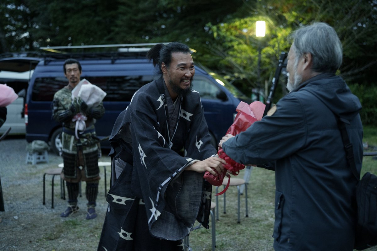 kokurojo_movie's tweet photo. ┌　　　　　　　　　　┐
⠀　  映画『#黒牢城』
⠀クランクアップ写真📸
└　　　　　　　　　　┘
⠀
緊迫の舞台裏は笑顔万歳✨
黒牢城チームの
クランクアップ写真をお届け💐
⠀
感想は #黒牢城 or #黒牢城応援 で
投稿してください📝
⠀
▼上映劇場
https://t.co/LhFDUljx9K

大ヒット上映中🎬 https://t.co/Ln3lVckvuq