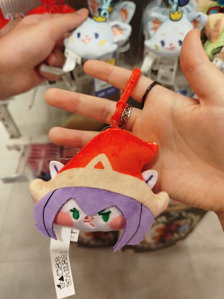 sakisap_'s tweet photo. La colaboración de miniso con el lol😭😭😭 me he llevado la mini lulu https://t.co/AD963bB287