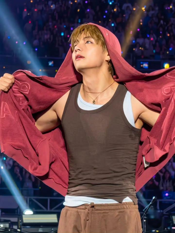 BTS___KTHV_95's tweet photo. One word for his hotness!!! https://t.co/DtcATWHLUt