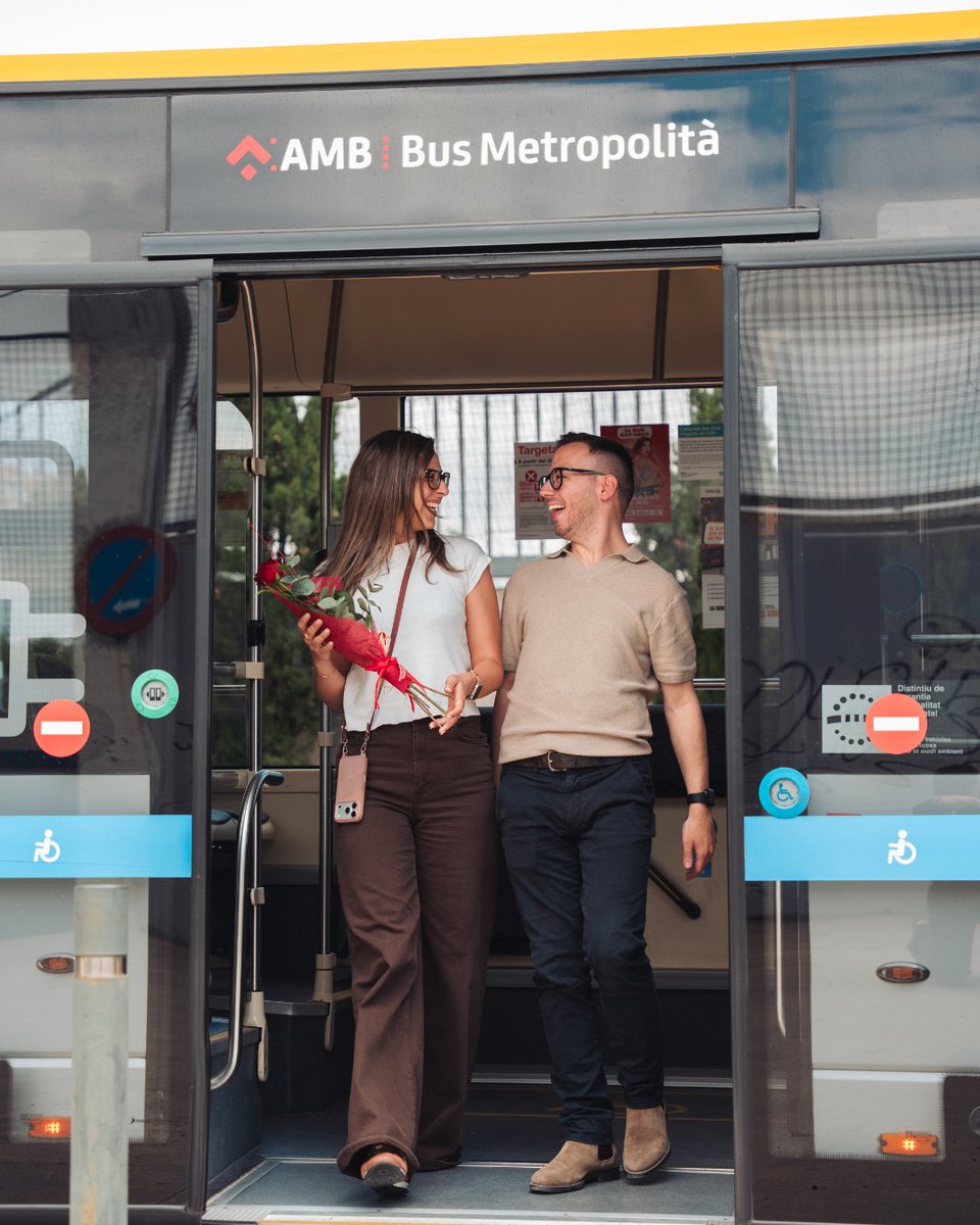 Mobilitat_AMB's tweet photo. ❤️ Hi ha trajectes que també formen part de les nostres històries.

🚌 El #BusMetropolità ens acompanya en els desplaçaments de cada dia, també en aquells moments especials que compartim amb les persones que estimem.

✨ Perquè moure’ns per la metròpoli també és arribar a cites, retrobaments i petits moments d’amor.

#AMBMobilitat #TransportPúblic #MobilitatMetropolitana