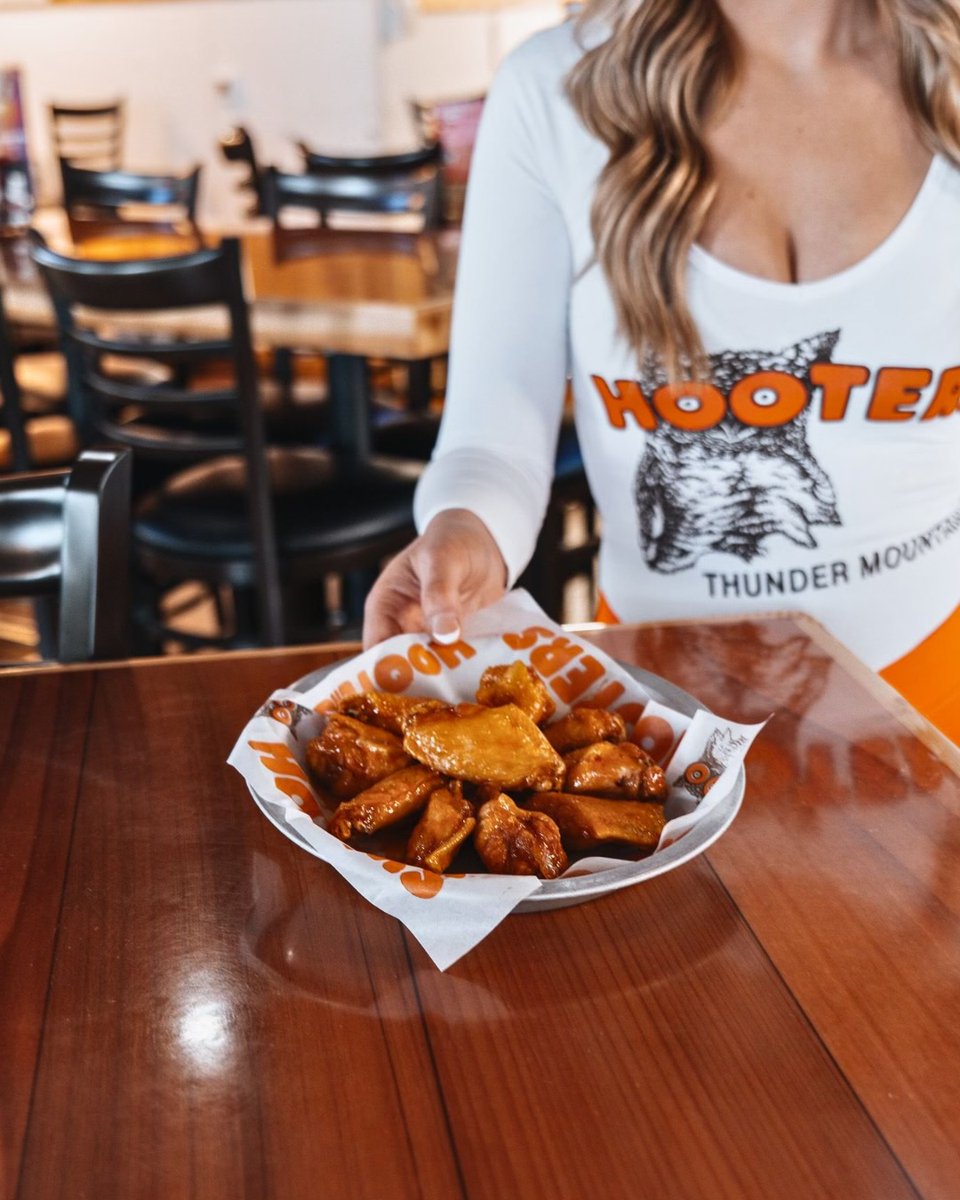 HootersCO's tweet photo. Your lunch break deserves better than whatever's sitting in the office fridge. 😬

Escape the leftovers and treat yourself to $2 off 10-piece wings, Fish &amp; Chips, and entrée salads every weekday from 11a-2p

#LunchUpgrade #NothingLikeAHootersLunch #DeskLunchWho https://t.co/KR7JJDM7Mu