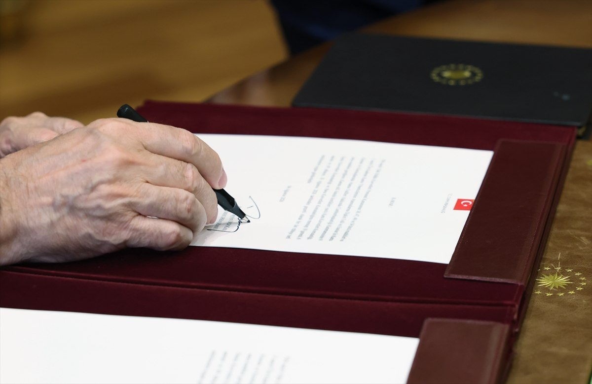 trthaber's tweet photo. Yüksek Askeri Şura toplantısında alınan kararlar açıklandı. 

📌Deniz Kuvvetleri Komutanı Oramiral Ercüment Tatlıoğlu'nun görev süresi bir yıl uzatıldı.

📌Hava Kuvvetleri Komutanlığı'na Orgeneral Rafet Dalkıran atandı.

https://t.co/35dnRwZJzX https://t.co/Fs06MbXg5v
