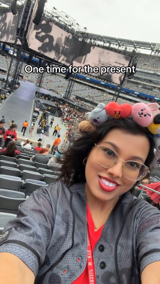 Hvuewhud's tweet photo. 7 years later 
#btsfan #btsarmy #btsconcert #concertbts #btsmetlife https://t.co/gxLYRfetN6