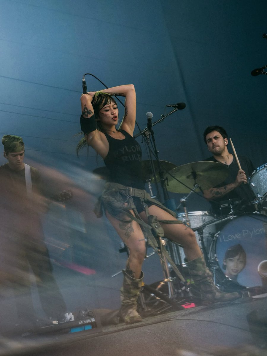 beabad00bee's tweet photo. on stage wiv my friends @ lollapalooza #i #love #my #band https://t.co/yR69miHDpU