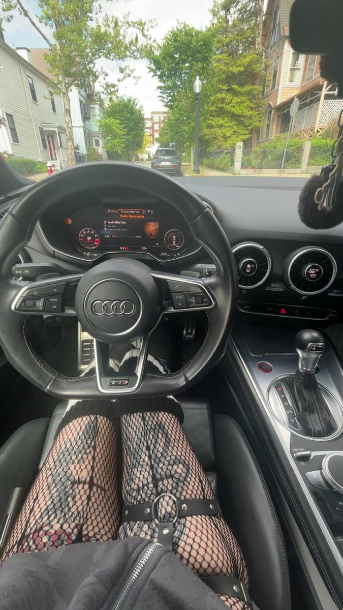 RemiVelvet's tweet photo. pants are always immediately off when i come home 🫦🤫 https://t.co/5lHVU14Kmw