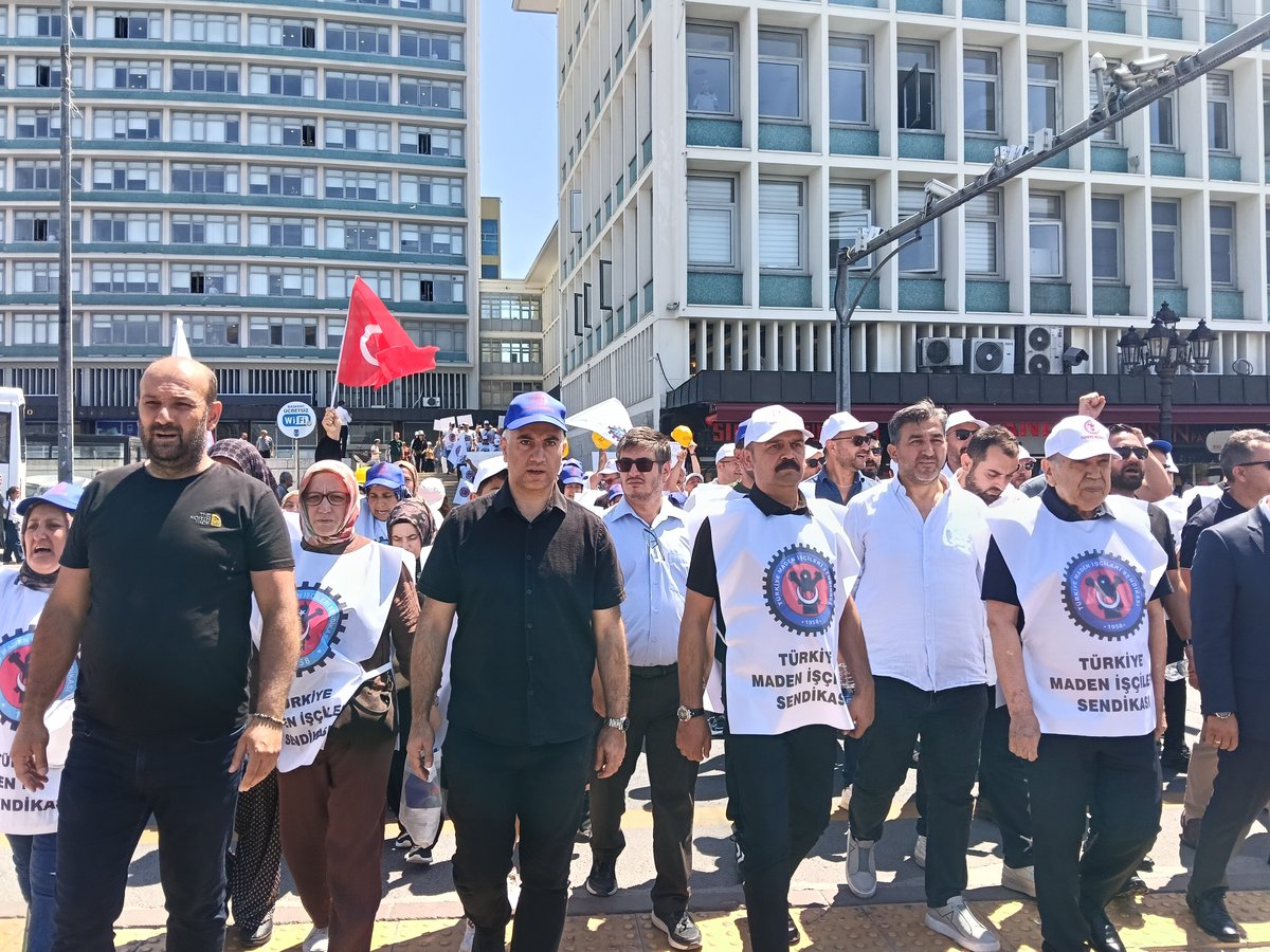 vatanpartisi06's tweet photo. 📍DORUK MADEN İŞÇİSİ YALNIZ DEĞİLDİR!

Genel Başkan Yardımcımız ve Ankara İl Başkanımız Utku Reyhan önderliğinde alacakları için mücadele eden Doruk Maden İşçileriyle beraber yürüdük. 

İşçilerimiz alın terlerinin, emeklerinin karşılığını istiyor. Maden İşçilerimizin haklı mücadelesinde beraber olmaya devam edeceğiz.