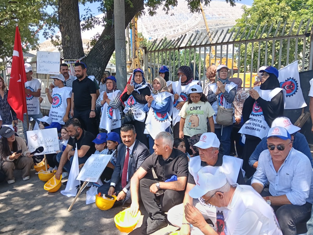 vatanpartisi06's tweet photo. 📍DORUK MADEN İŞÇİSİ YALNIZ DEĞİLDİR!

Genel Başkan Yardımcımız ve Ankara İl Başkanımız Utku Reyhan önderliğinde alacakları için mücadele eden Doruk Maden İşçileriyle beraber yürüdük. 

İşçilerimiz alın terlerinin, emeklerinin karşılığını istiyor. Maden İşçilerimizin haklı mücadelesinde beraber olmaya devam edeceğiz.