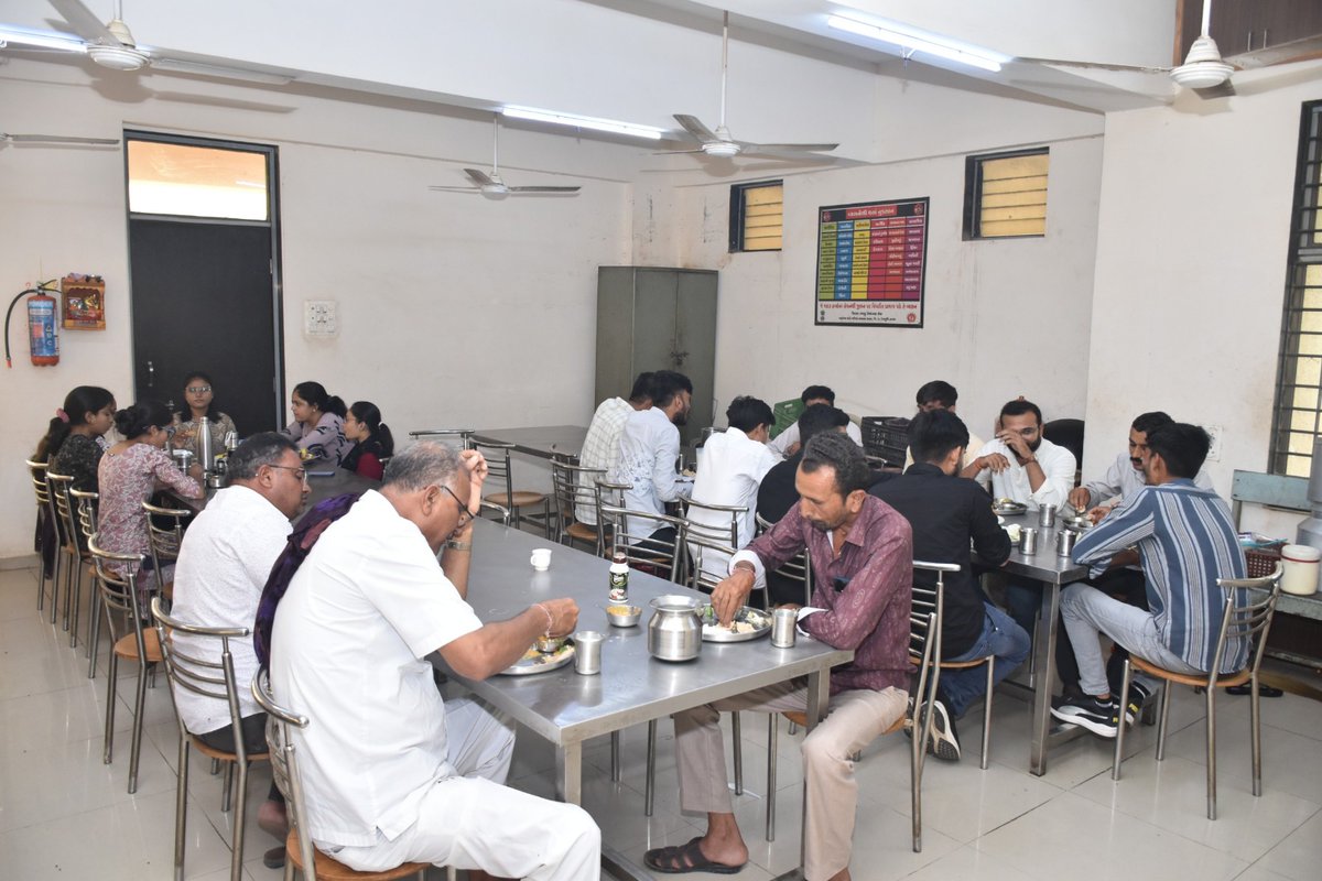 InfoGujarat's tweet photo. રસોઈના સ્વાદથી 'લખપતિ દીદી' બનવા સુધીની સફળ સફર!

રોજના 1 લીટર દૂધની ચાથી શરૂ થયેલી સફર આજે 25 લીટર દૂધની ચા અને 60થી વધુ લોકોના સ્વાદિષ્ટ ભોજન સુધી પહોંચી છે. દેવભૂમિ દ્વારકાના જામ ખંભાળિયાના 'આદ્યશક્તિ સખી મંડળ'ની બહેનો પોતાની રસોઈની કળાના માધ્યમથી નારી સશક્તીકરણનું શ્રેષ્ઠ ઉદાહરણ પૂરું પાડી રહી છે...

જિલ્લા પંચાયતમાં કેન્ટીન દ્વારા પ્રત્યેક મહિલા ₹10,000 જેટલી આવક મેળવી માત્ર પોતાના પરિવારને ટેકો જ નથી આપી રહી, પરંતુ અન્ય મહિલાઓ માટે પણ પ્રેરણાસ્રોત બની રહી છે...

#GujaratInformation