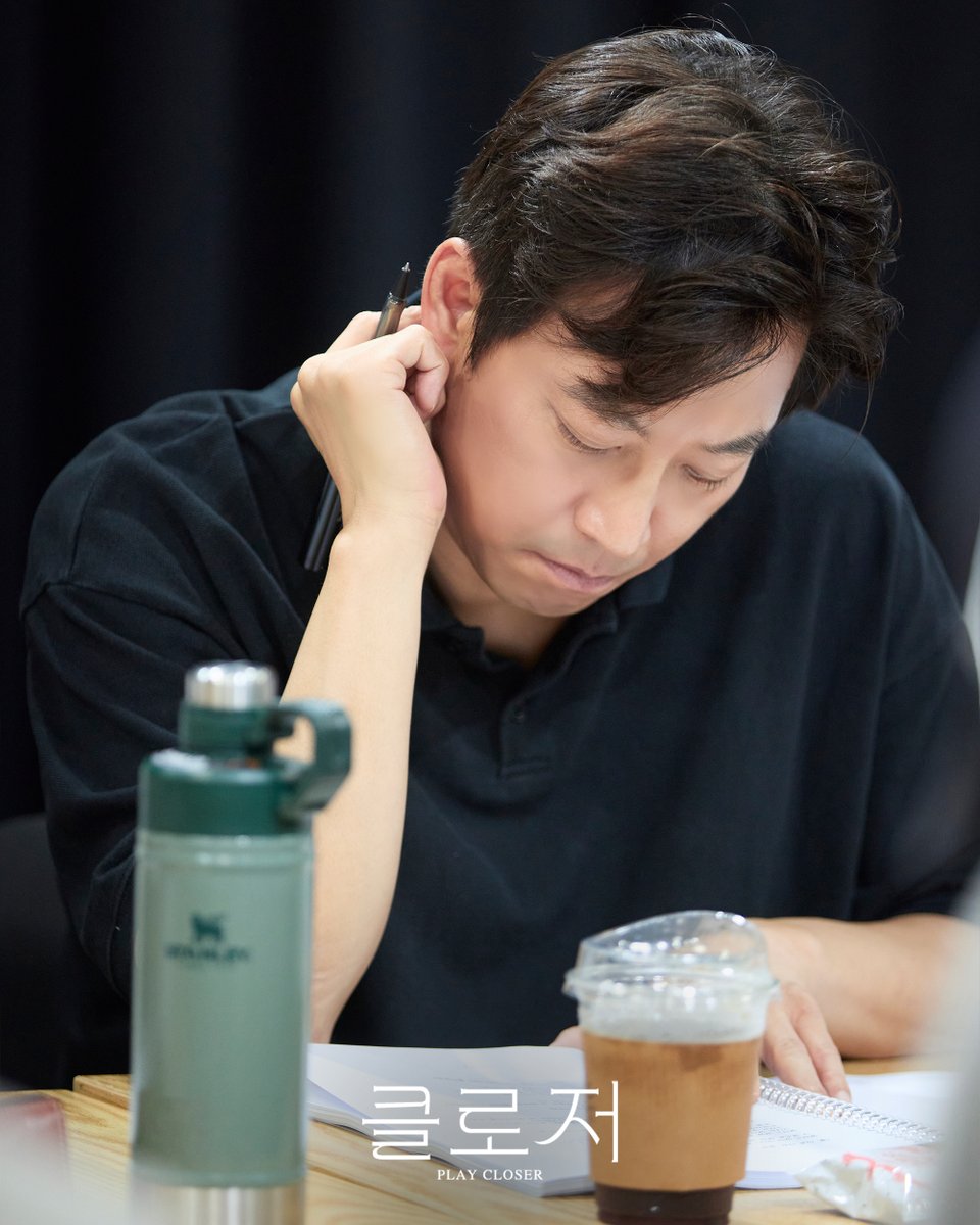 rnbtheatre_kr's tweet photo. [연극 #클로저] 📷
상견례 현장 공개

📸 래리 
#오만석 #배수빈 #홍우진

사랑과 이별에 대한
가장 솔직하고 대담한 이야기

2026.09.15 - 2026.12.06
예스24스테이지 2관 https://t.co/1qLsP3qGYB