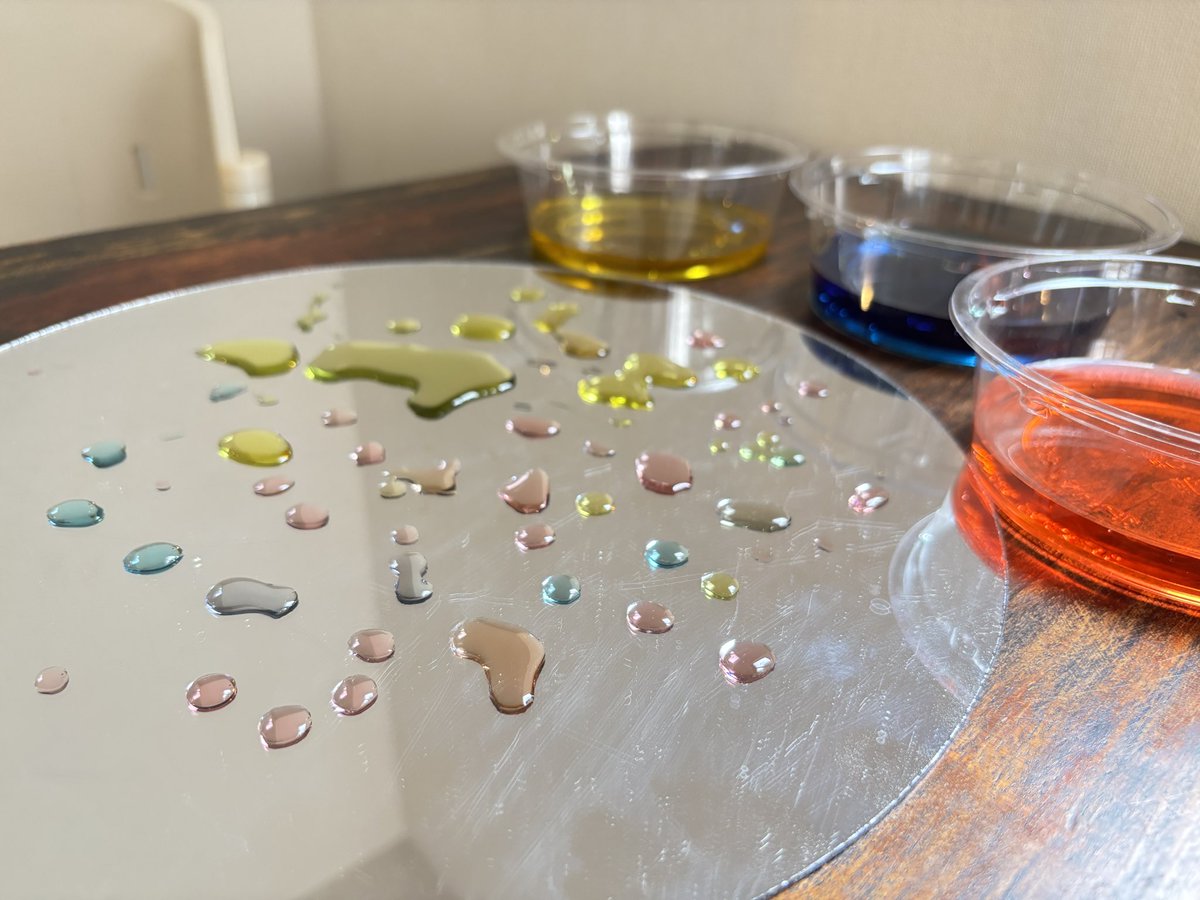 bonsaisaibon's tweet photo. 色水🎨
食紅、スポイト、クッキングシート、鏡、アクリルケースで無限の遊び。水の美しさ、形の変化や動き、色の透明感が楽しい。おしゃべりな娘が無言でずーーーっとやってた https://t.co/EqWSyEteBP