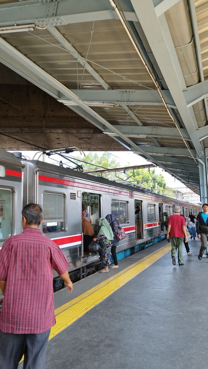 Halamansobek12's tweet photo. Pagi tadi nganterin adek bungsu ke stasiun karna dia bakal mulai kuliah minggu depan. Keretanya jam 7.15, dan semalem udh discuss kalau bakal jalan jam 5 subuh. Bapakku bangun dari 3.41 pagi, dan udah mulai nelp bangunin kita. After all the preparations, kita doa bersama dulu dan 5.01 kita jalan. Sepanjang jalan si bocil udh mewek karna udah makin dekat ke stasiun. Nyampe di stasiun

Nyampe di stasiun masih jam 5.46 dan kita nunggu dulu karna masih lama kan berangkatnya. Si bocil ku tawarin mau roti ga? mau Dunkin ga? mau minum teh dulu ga? Semua dijawab Ga sambil mewek. 😌 Jam 6.35 dia tiba2 bilang "Pak ayo ke Indomaret, aku mau beli Fitbar". Bapak ku dari duduk langsung berdiri and said "Ayo ayo pudan ku", dan sambil ngegodain si bocil yg ga bocil lagi itu 😌

After that, announcement buat keretanya berangkat dan aku manggil porter buat bantu bocil bawa barang2nya. Pas pamitan dia mulai nangis tuh, dan Bapakku masih ketawa terus peluk dia. Si bocil malah makin nangis dan bilang "Aku ga mau berangkat. Mau disini aja" sampe beberapa kali. Karna porternya udah mulai naik eskalator, dia kita minta buat segera menyusul walau dia masih nangis.

And what's my dad doing in that time? Ngeliatin ke arah eskalator sambil dadah2. Awalnya ketawa sih tapi makin jauh si bocil sampe ga keliatan lagi, Bapakku malah mewek. 🥹 Di mobil belum juga keluar parkiran udah nelp si bocil, karna kuatir banget kali ya 🥲 Pas keretanya mulai jalan juga si bocil video call sambil nangis, dan Bapakku menguatkan diri dengan ngasi wejangan ke dia. 😌

1 jam sebelum nyampe, si bocil pap d group lagi nangis dan bikin Bapakku langsung video call group keluarga, tapi dianya ga ngaktifin kamera. Udah paham aku nih, pasti doi lagi mewek😌 Kita kaka2, abang2nya malah ngetawain si bocil dulu pas dia video call sambil nangis😩

I know how his feelings are even though ga persis. Mesti mix feeling sedih, bangga, seneng, terharu juga ngeliat anak bungsunya yang selama ini nemenin dan ngomelin akhirnya harus kuliah dan hidup sendiri. Bolak balik ngingetin makan jangan telat, inget doa itu aja petuahnya diulang2 tapi kata2nya dimodif 😌 Dan update terakhir dr si bocil Bapak udah nelp hampir 10x hari ini sejak dia berangkat 😌 Unik emang but I know that's how he shows his love and we blessed with that🫶🏻

cc vivimilann
