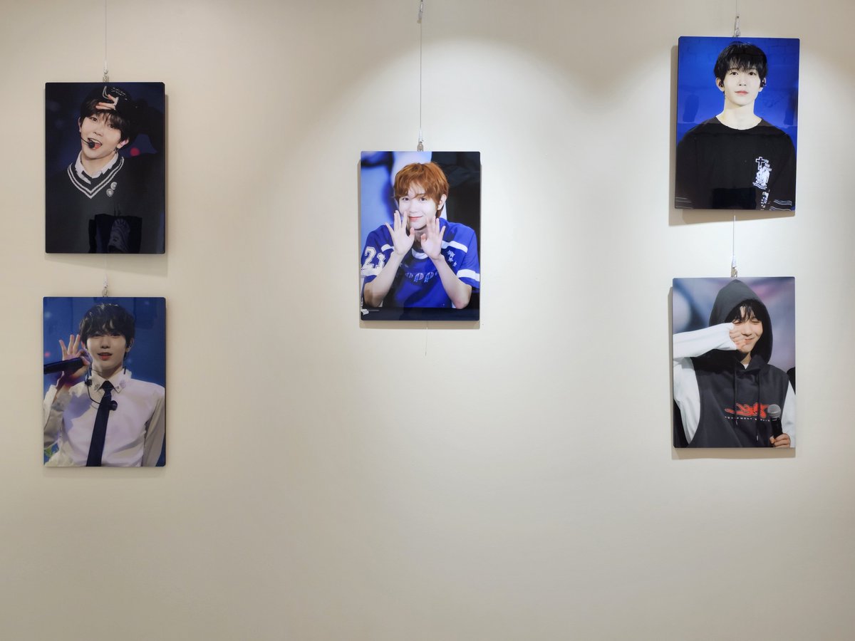 letsRYO_'s tweet photo. 𖤐홍대 몰리스 피크닉 
전시된 사진에 진짜 공들이신게 눈에 보여서 감탄했어요.
팬미팅 치치 사진 너무 예뻐서 한참 보고 왔답니다 ㅠㅠ
피터팬 컨셉 진짜 료한테 딱이예료!

#Tick_Tock_료와_함께_멈춘_시간 
#료 #RYO #リョウ 
#NCTWISH #엔시티위시 https://t.co/JDLTzvSrut