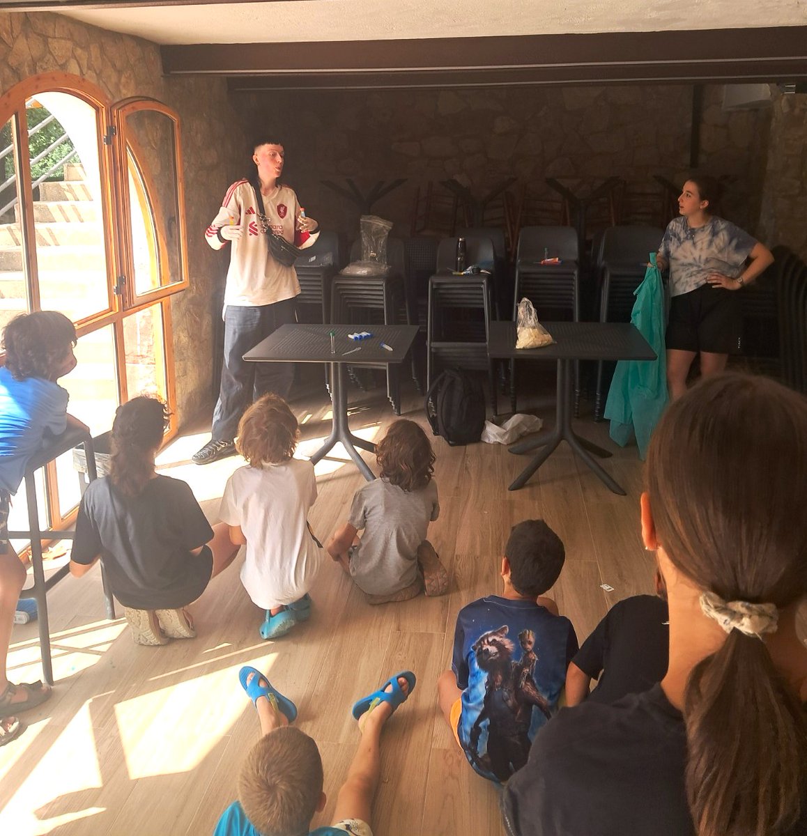ISGLOBALorg's tweet photo. 🔬 Com s’explica la transmissió de la malària als infants?

Investigadores i investigadors d’#ISGlobal van participar en unes colònies científiques d’eXplorium, un projecte d’educació científica en el lleure que promou l’interès per les #STEM a través del joc i l’experimentació.

Durant la jornada, l’equip va organitzar activitats per apropar la recerca en malària: com es transmet, com s’estudia al laboratori i per què continua sent un repte de salut global.

Una jornada per aprendre, experimentar i parlar de malària fora del laboratori. 🧫🦟

@e_x_plorium #Malaria #DivulgacióCientífica #SalutGlobal