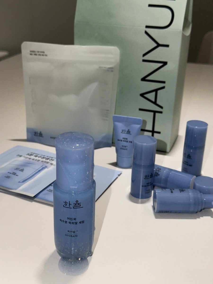 MUSINSA_BEAUTY's tweet photo. 🦕RT + 팔로우 선물 EVENT🦕

와라 지성 구원템 아니 근데 진짜 미치겠다🤯
저거 책상에 펌핑하고 닦는데 ㅈㅈ하게 하나도 안 끈적거려요!!!! 손등에 저 만큼 뿌리고 찹찹찹 흡수시켰는데 어쩜 손이 말랑 보송!?!?!ദ്ദി⸝⸝•̀֊•́⸝⸝)
08.10(월)에 무신사 단독 구성 기획이 크흡 오프,,ㄴ,,,사진을 잘 보면 크흠..기획 구성을 알 수도 단독 최초 공개…큼큼

🐬 참여 방법 : 무신사 뷰티 트위터 팔로우 & 이 게시물 rt & 하트 누르기
🐬 이벤트 일정 : 08.05(수) - 08.12(수)
🐬 당첨자 발표 : 08.18(화)
🐬 당첨 선물 : 어린쑥 속수분 쑥히알 세럼 2입 무신사 단독 기획 세트
🐬 당첨 인원 : 10명

⚠️이벤트 유의사항
＊당첨자 발표는 개별 DM 및 게시물 답글로 안내합니다.
＊RT를 확인하기 어려운 비공개 계정은 당첨되지 않습니다.
＊상품 당첨 안내를 위한 메세지 창이 비활성화 되어 있을 경우 당첨되지 않습니다.
＊상품 배송 시 해외 배송은 불가합니다.
＊이벤트 당첨자에 한해 해당 이벤트 발표 및 상품 제공 과정에서 개인정보 열람이 있을 수 있습니다.
＊수집된 개인정보는 동의 받은 목적 외 목적으로는 이용되지 않습니다.
＊랜덤으로 당첨자를 추첨합니다.
＊이벤트 당첨자 발표일 전 팔로우 취소 시 당첨이 취소될 수 있습니다.