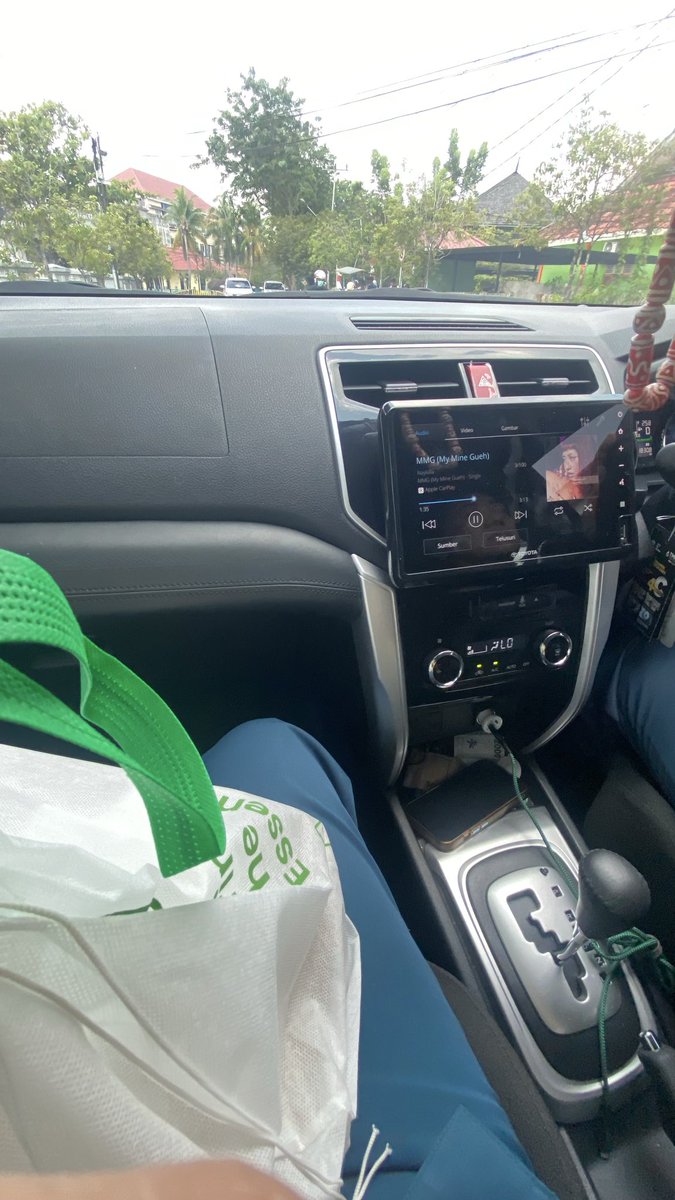 berriesmooth's tweet photo. kata bu kabag “mba paket jaket kita cari kopi keluar”
ini bukan tawaran tp lebih ke perintah sih, btw selera musik bu kabag guehhh gawl bgt https://t.co/FUpP5Bdi8d