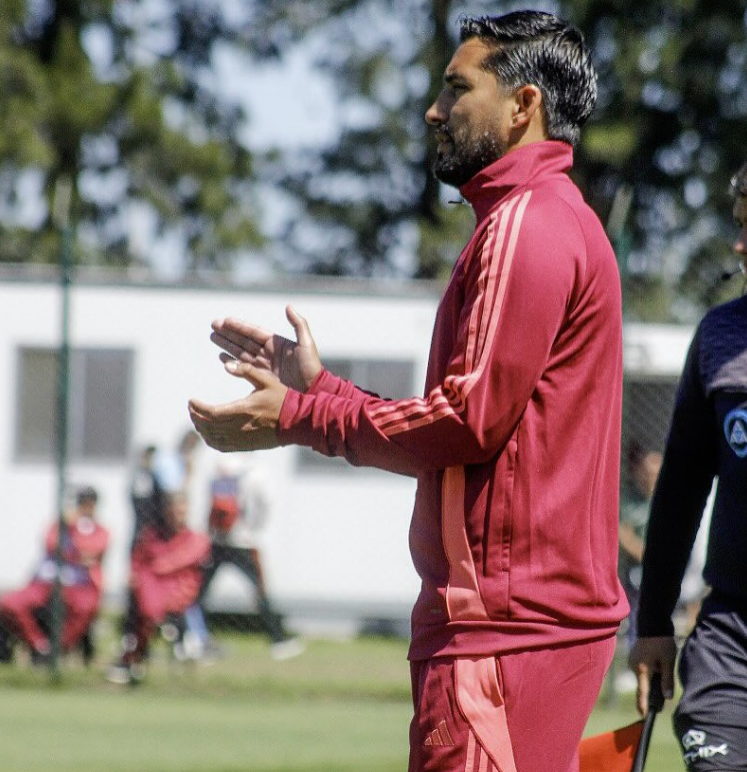 ElEspectadorUy's tweet photo. 🎙️ “En 2023 conocí a Jaime y demostró ser bastante pícaro, nos mostró el potrero”

“Cuando él se mete por dentro es difícil agarrarlo. Por dentro se sintió más cómodo”

“River estipuló el monto elevado en la cláusula en la totalidad de los juveniles que firman su primer contrato. Jaime tuvo oportunidad de jugar en el primer equipo con Gallardo y lo hizo bien. Se encontró con un equipo que es más difícil de sobresalir”

“Jaime hizo todo el recorrido en las inferiores de River Plate. No le va a costar, creció mucho y lo veo más maduro. Creo que va a tener un buen desempeño este año”

🗣️ Jonathan La Rosa, ex entrenador de Leonel Jaime en La Mañana del Fútbol por 𝐄𝐥 𝐄𝐬𝐩𝐞𝐜𝐭𝐚𝐝𝐨𝐫 𝐃𝐞𝐩𝐨𝐫𝐭𝐞𝐬.

📻 810 AM · 92.5 FM
▶️ https://t.co/nXY7hpYDlw