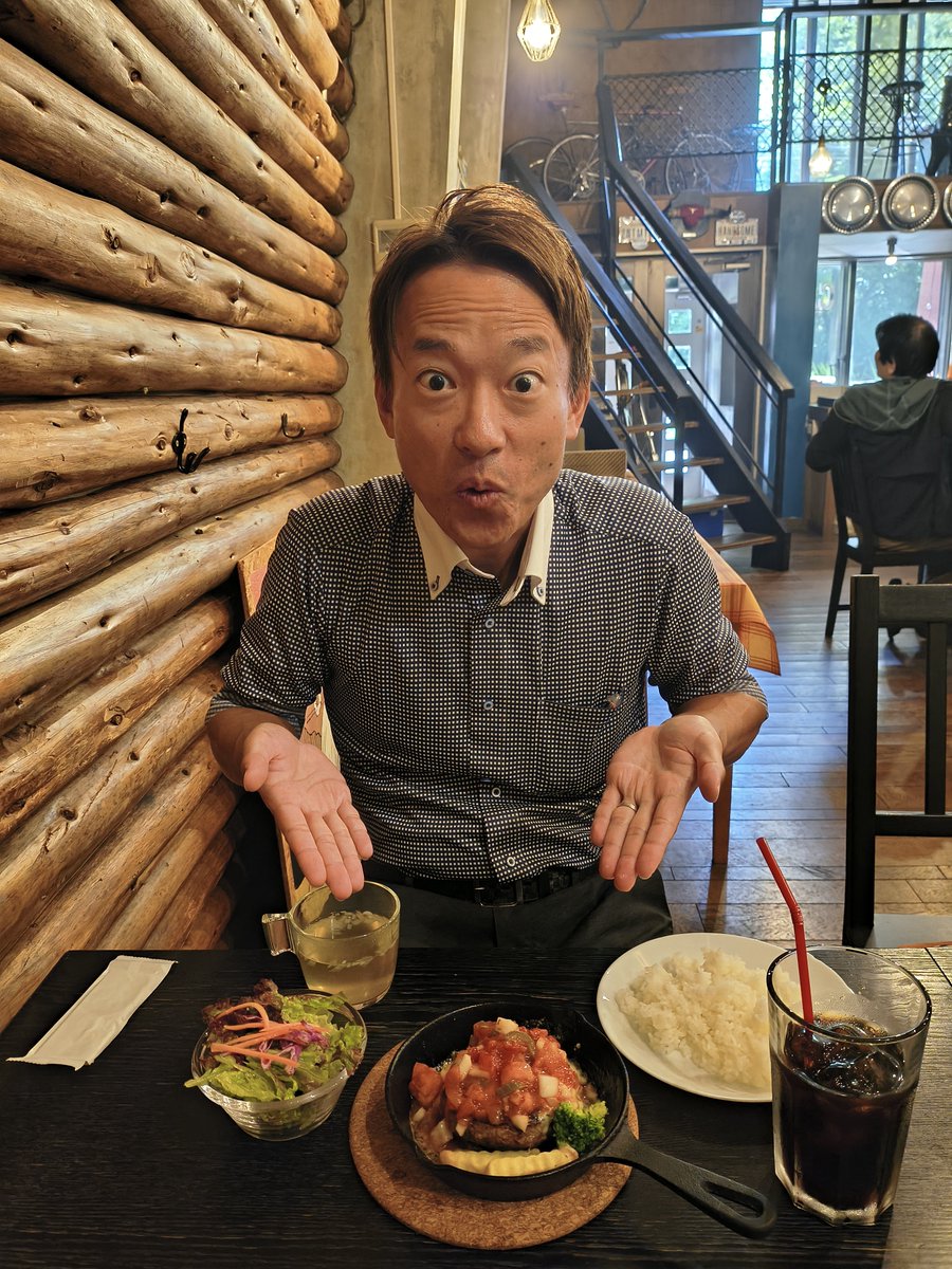 hori_kouta3's tweet photo. 午前中の挨拶回りを終えて、お腹すいた〜ハンバーグ食べたい❗️ということで再びcafe4さんへ🍴
限定のサルサハンバーグをいただき、夏でもさっぱりジューシーな大満足のランチでした😀ごちそうさまでした✨️
#堀幸太 #カフェヨン #cafe4 https://t.co/rDUy75UaKe