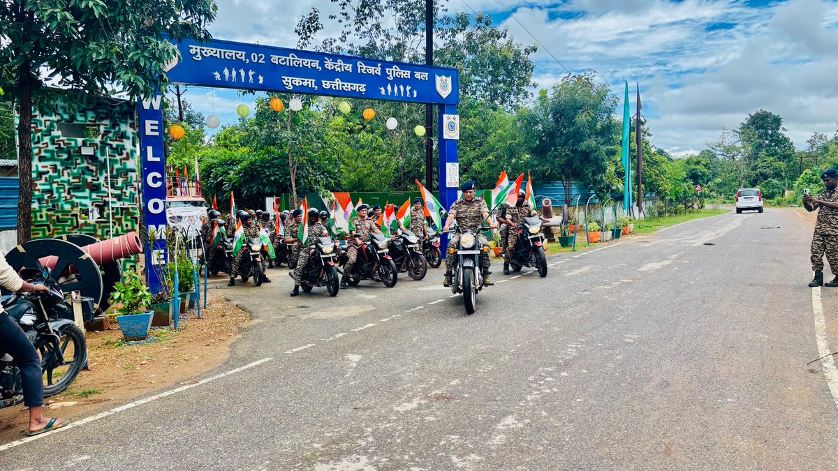 2bn_crpf's tweet photo. 🇮🇳 एक भारत श्रेष्ठ भारत अभियान के तहत द्वितीय वाहिनी, CRPF ने सबरीनगर, सुकमा में कमांडेंट श्री कमलेश कुमार के नेतृत्व में तिरंगा मोटरसाइकिल रैली आयोजित कर राष्ट्रीय एकता, देशभक्ति एवं सड़क सुरक्षा का संदेश दिया।

#EkBharatShreshthaBharat #CRPF #2ndBnCRPF #Sukma #NationFirst 🇮🇳 https://t.co/B2H0ayyO1B